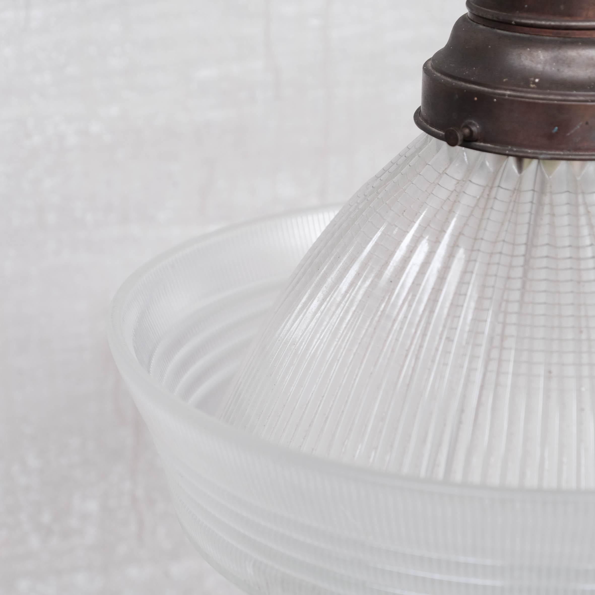 Metà XX secolo Lampada a sospensione antica in vetro e ottone Holophane in vendita