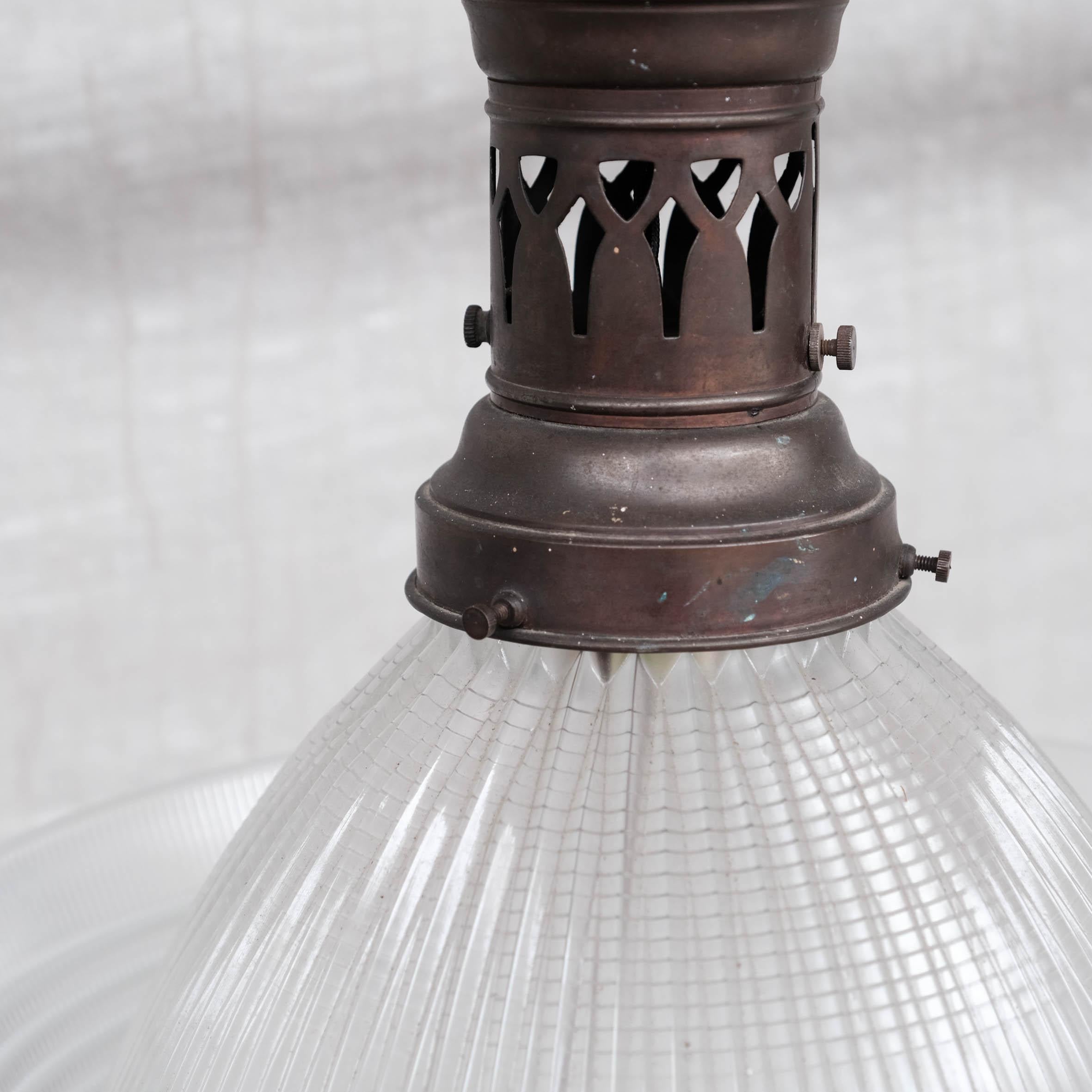 Ottone Lampada a sospensione antica in vetro e ottone Holophane in vendita