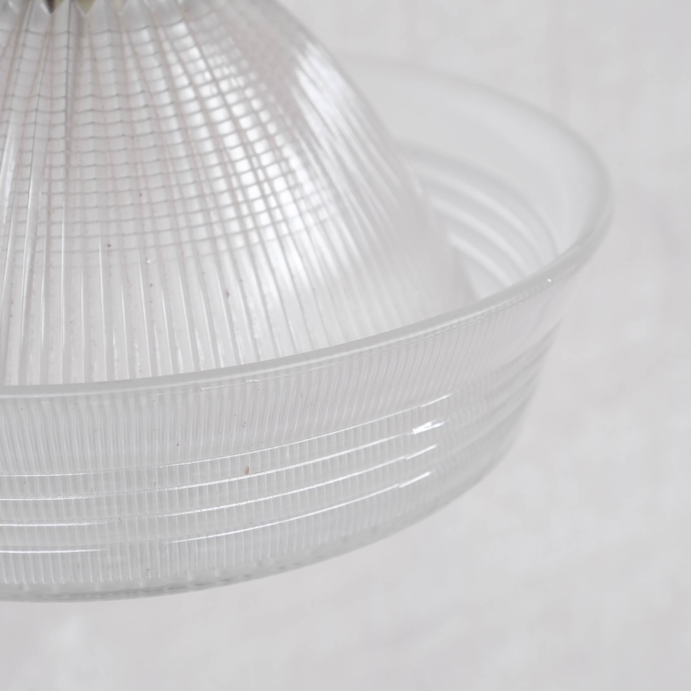 Lampada a sospensione antica in vetro e ottone Holophane in vendita 1