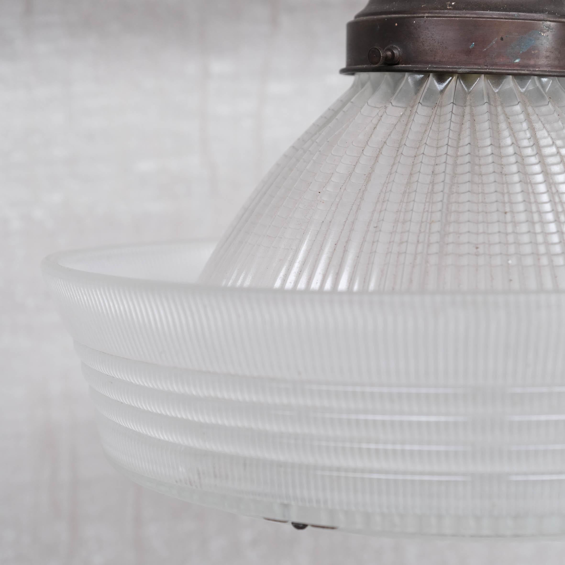Lampada a sospensione antica in vetro e ottone Holophane in vendita 2