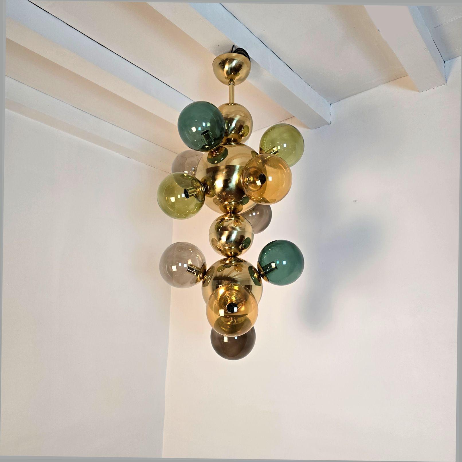 Mid-Century moderno Lampadario italiano in vetro e ottone in vendita