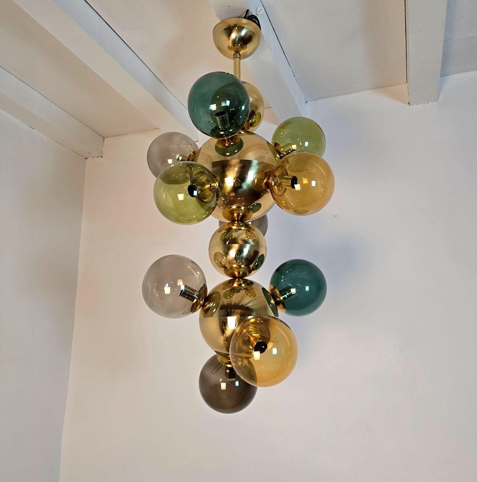 Italiano Lampadario italiano in vetro e ottone in vendita