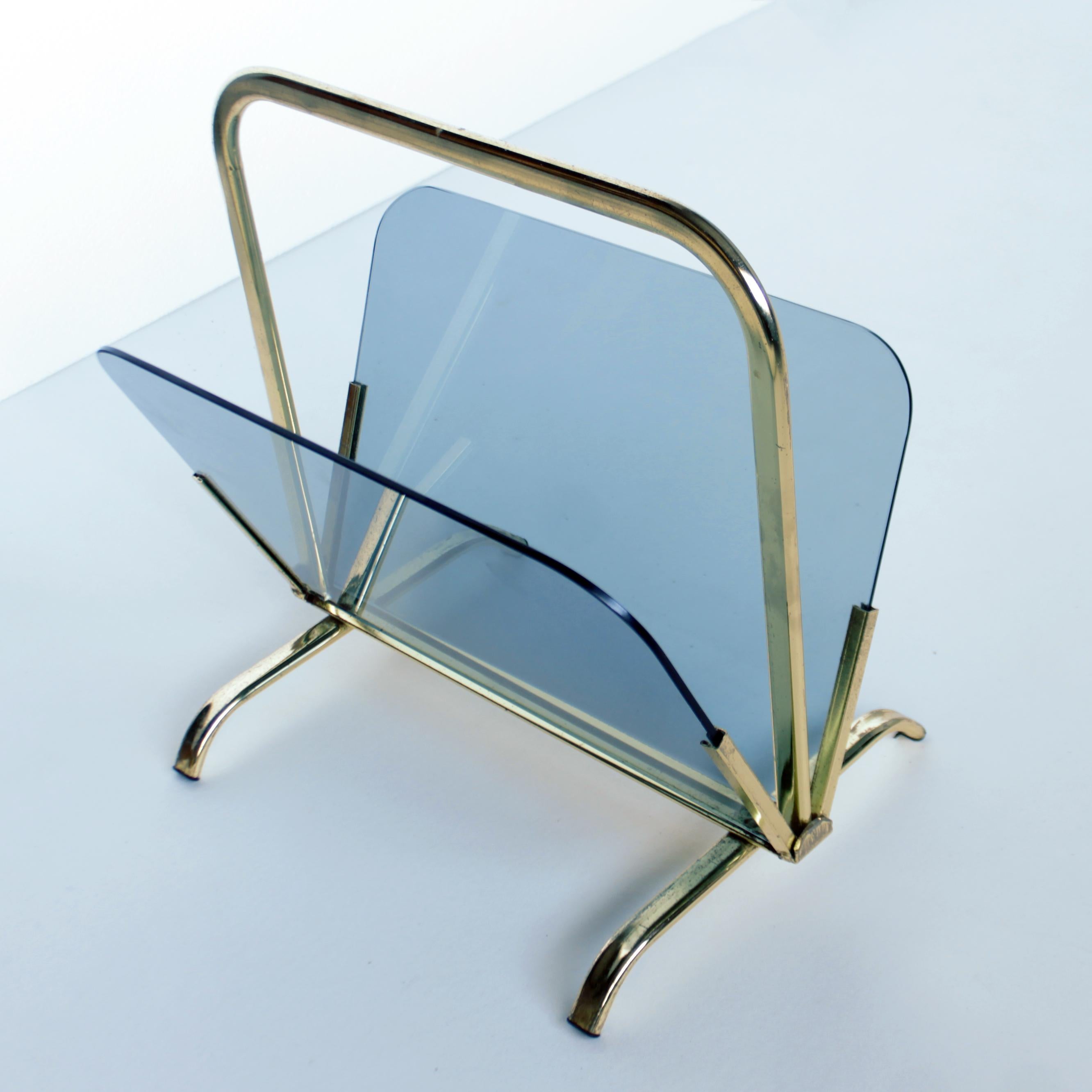 From France, a magazine rack or holder made of gilded metal and blue glass in the style of Fontana Arte. Timelessly elegant, in a 1950s style inspired by designers such as Gio Ponti and Pietro Chiesa.
Dimensions: length 15.7 inches (40 cm), width