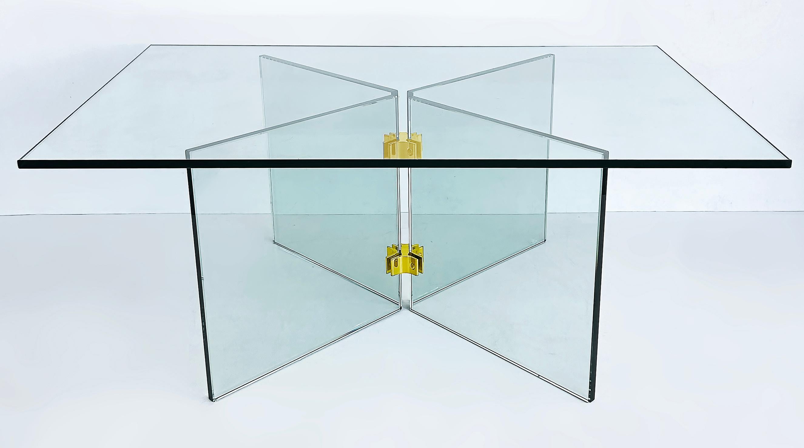 Table basse/table basse du milieu du siècle dernier en verre et laiton, attribuée à Pace

Nous proposons à la vente une table basse en verre avec des ferrures en laiton sur la base en 