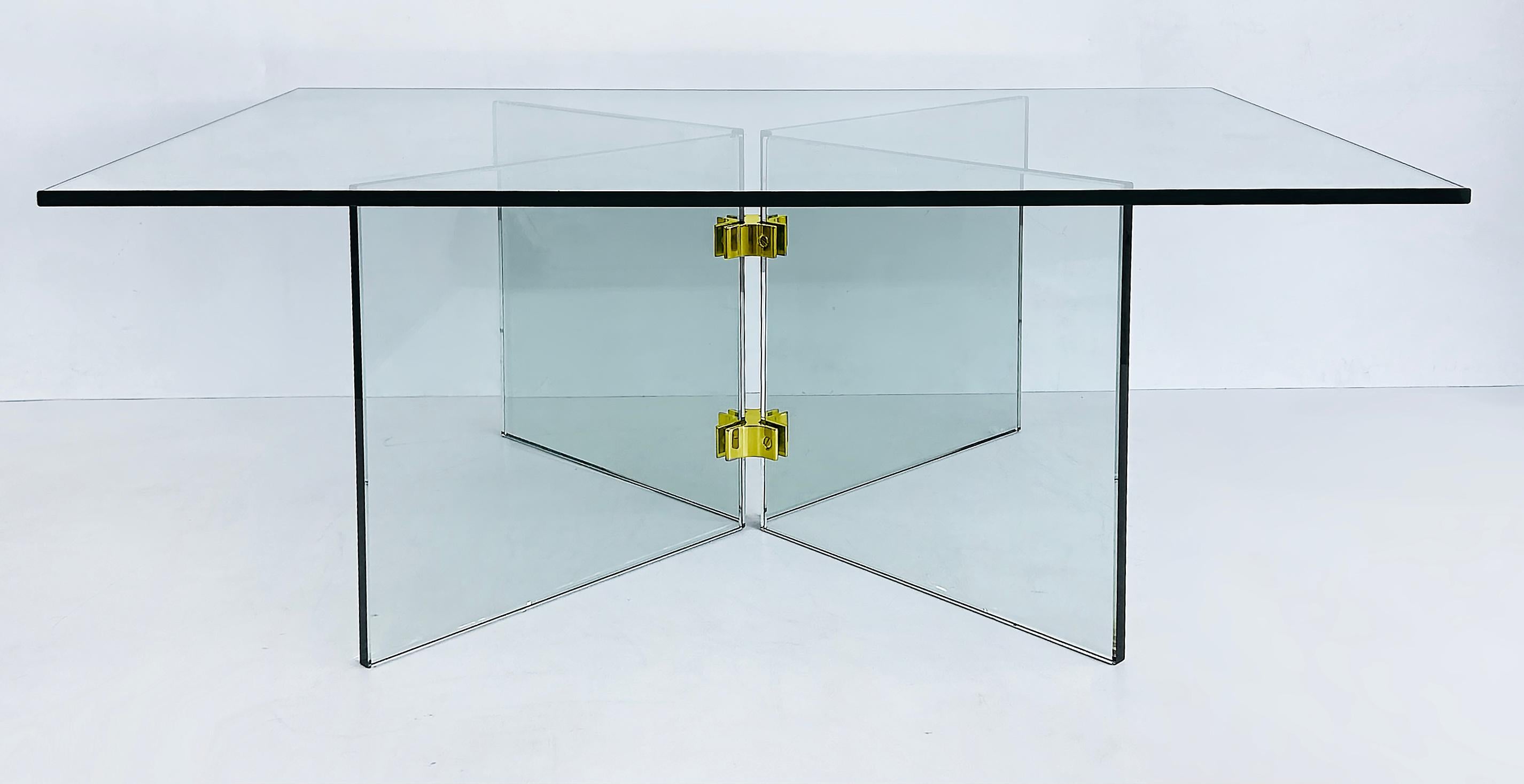 Mid-Century Modern Table basse/table basse du milieu du siècle dernier en verre et laiton, attribuée à Pace en vente