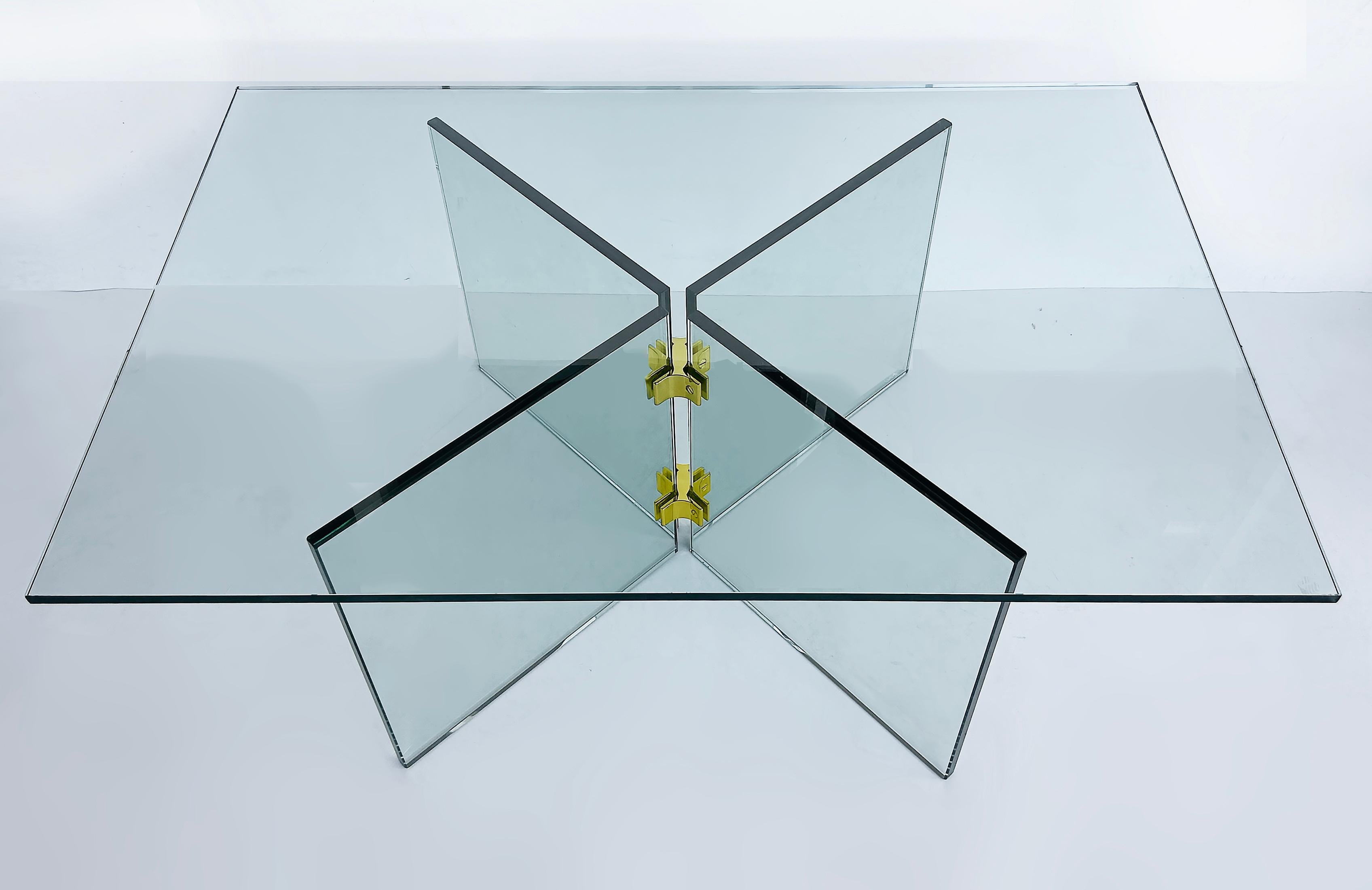 Américain Table basse/table basse du milieu du siècle dernier en verre et laiton, attribuée à Pace en vente