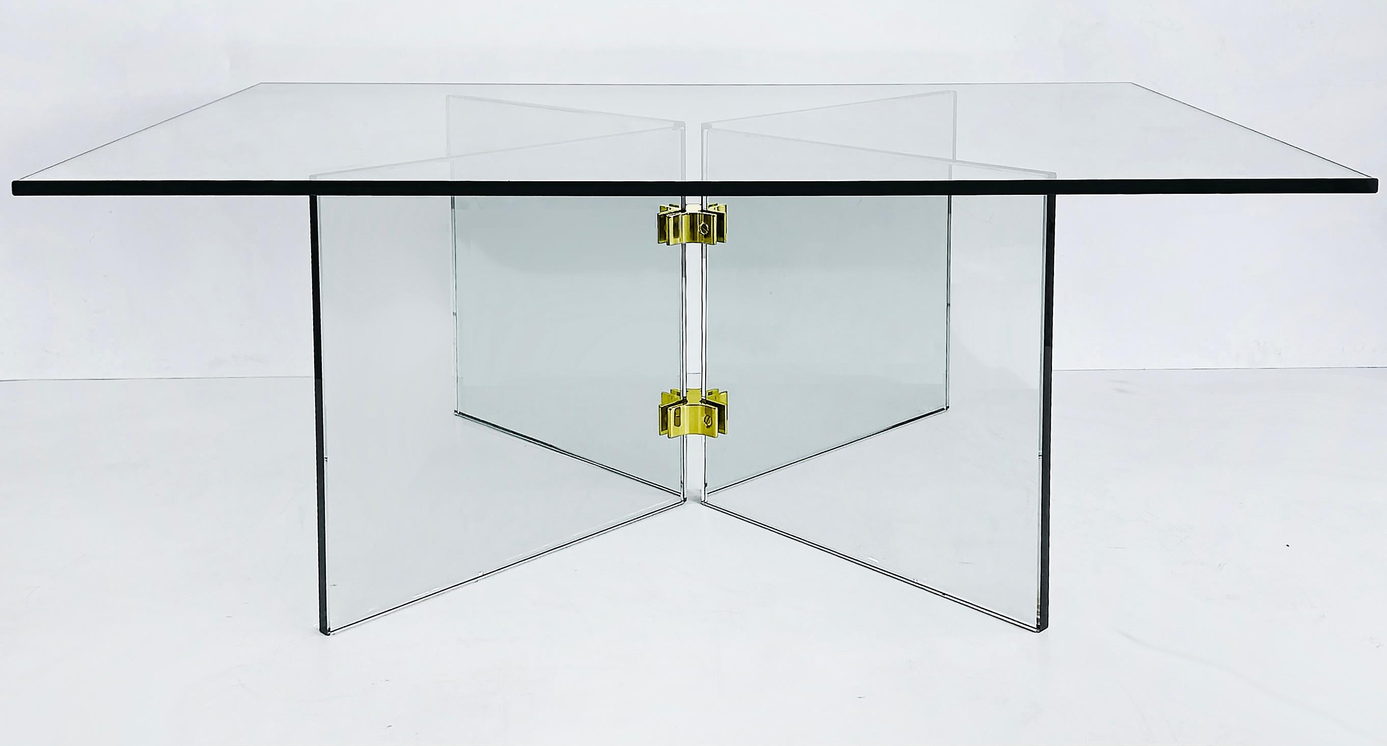 Métal Table basse/table basse du milieu du siècle dernier en verre et laiton, attribuée à Pace en vente