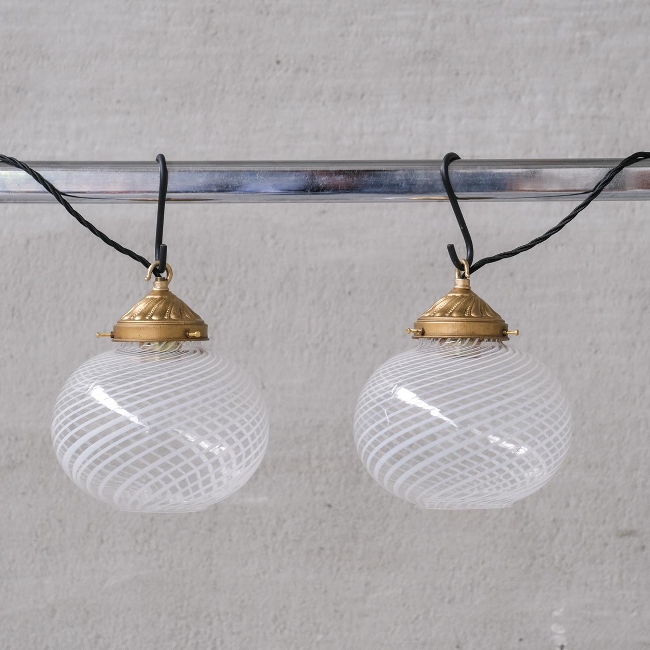 Ottone Lampade a sospensione italiane di metà secolo in vetro e ottone (3 disponibili) in vendita