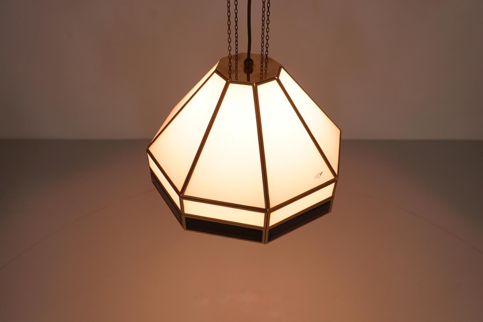 Rare glass and brass pendant by Cari Zalloni for Cazal, 1969.


Total height with chain: 140 cm

Very good condition.