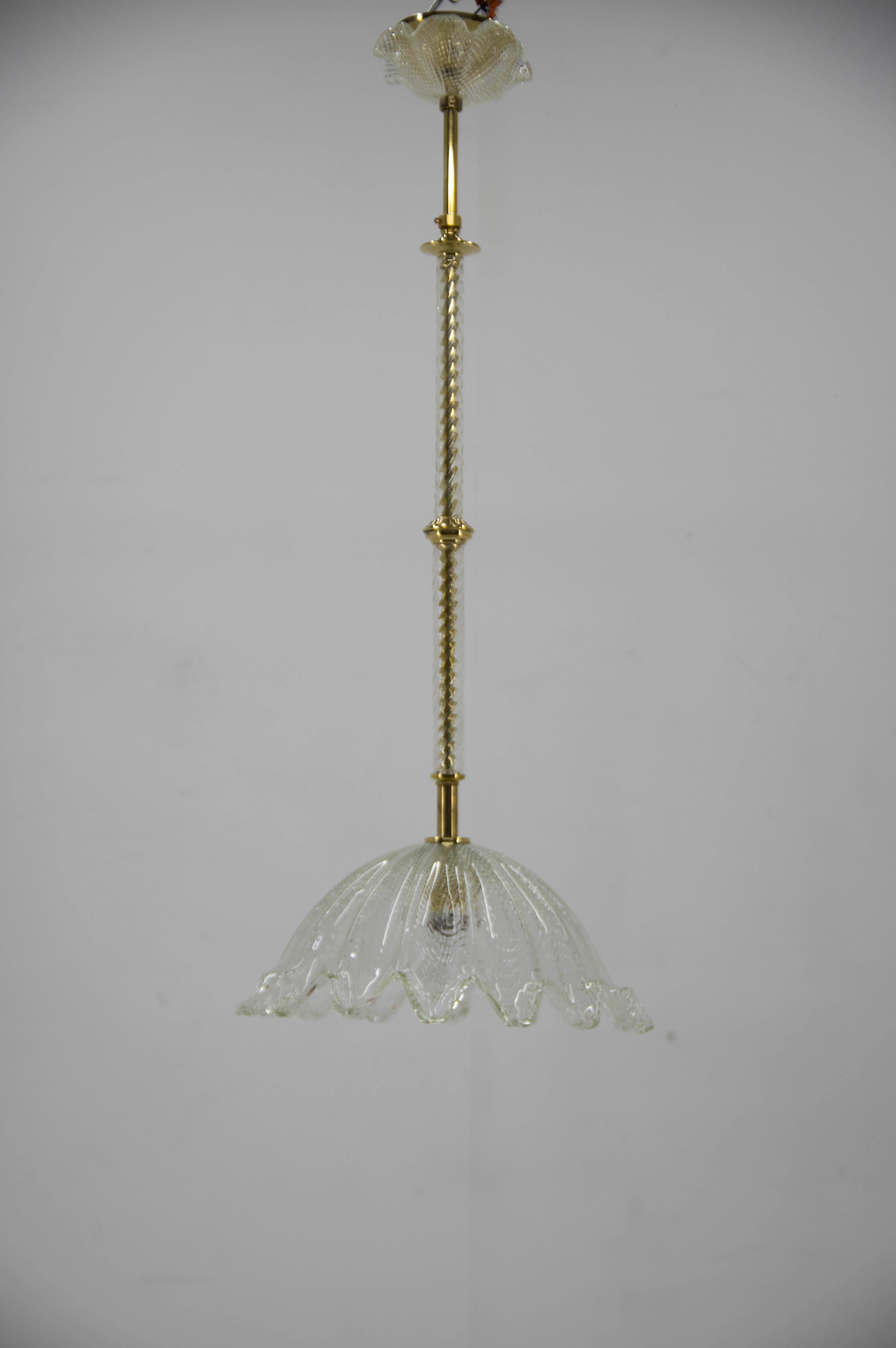 Hand made glass and brass pendant made in Italy in 1970s.
Rewired: 1x100W, E25-E27 bulb
US wiring compatible