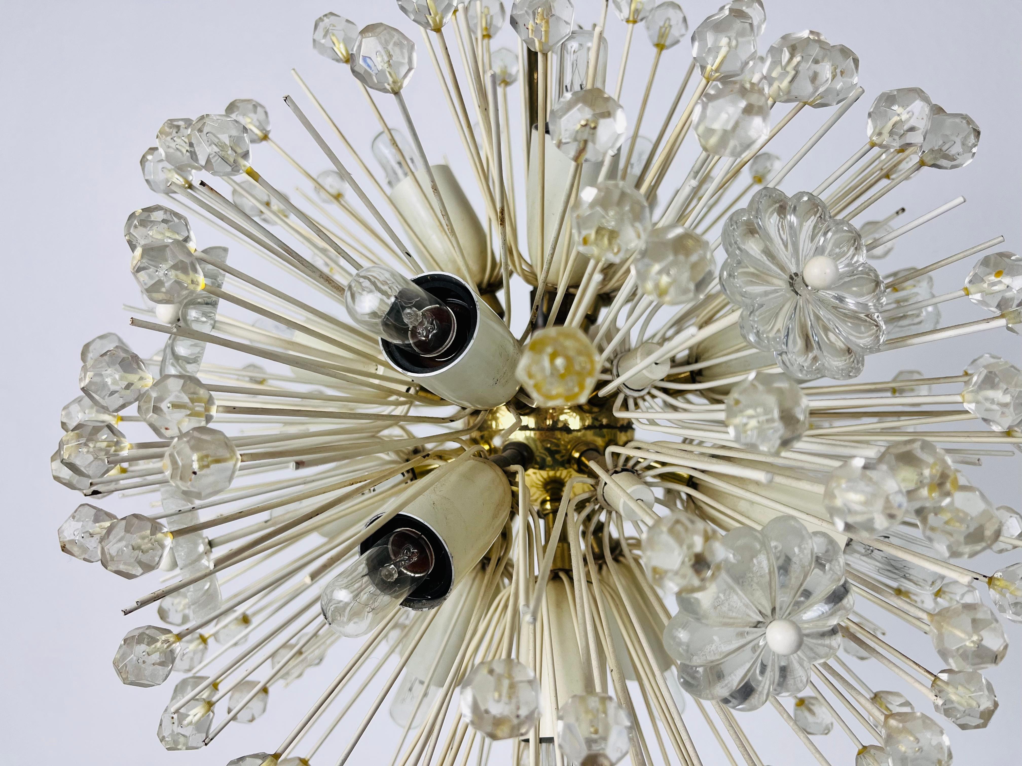 Ottone Lampadario Sputnik in vetro e ottone di Emil Stejnar per Rupert Nikoll, anni '60 in vendita