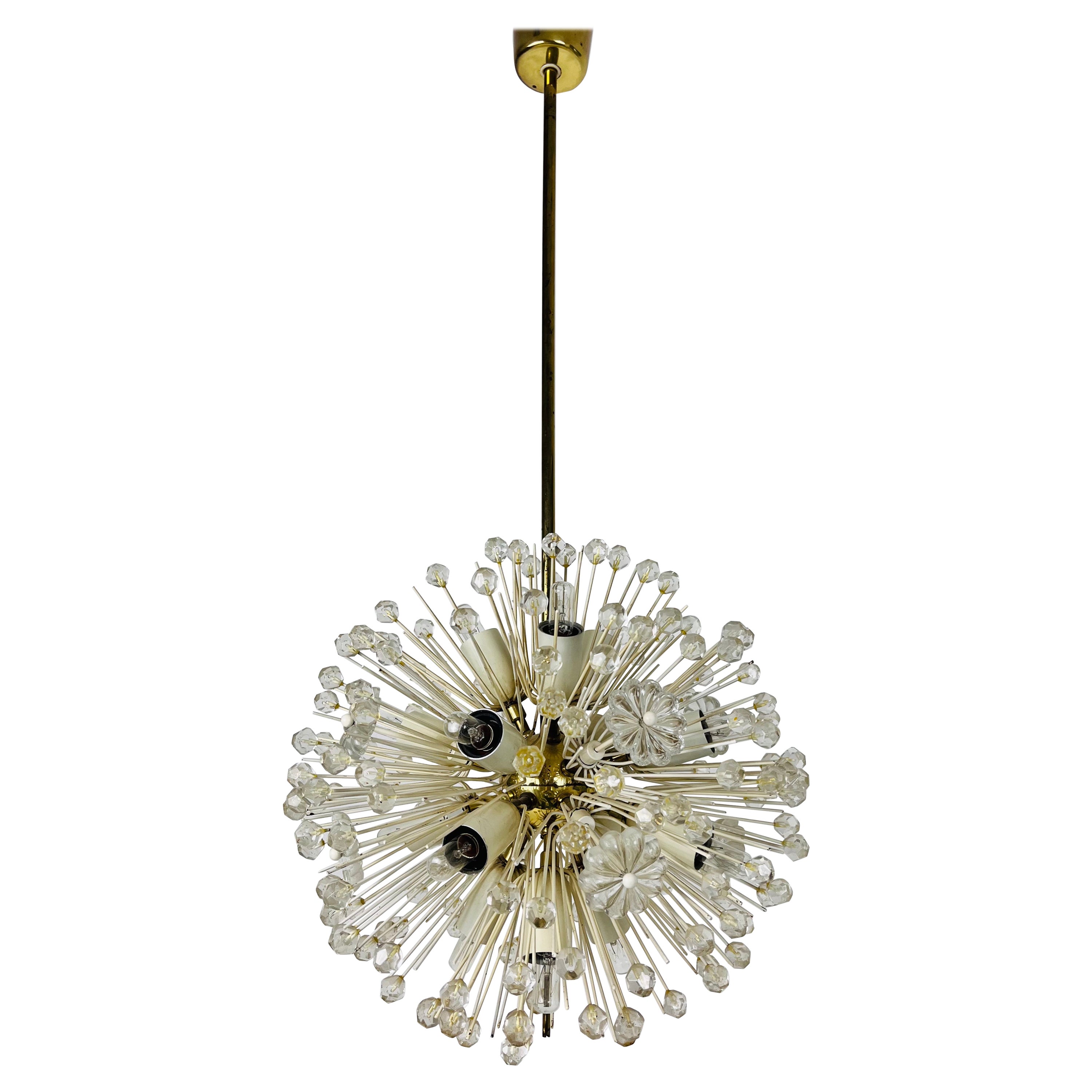Lampadario Sputnik in vetro e ottone di Emil Stejnar per Rupert Nikoll, anni '60