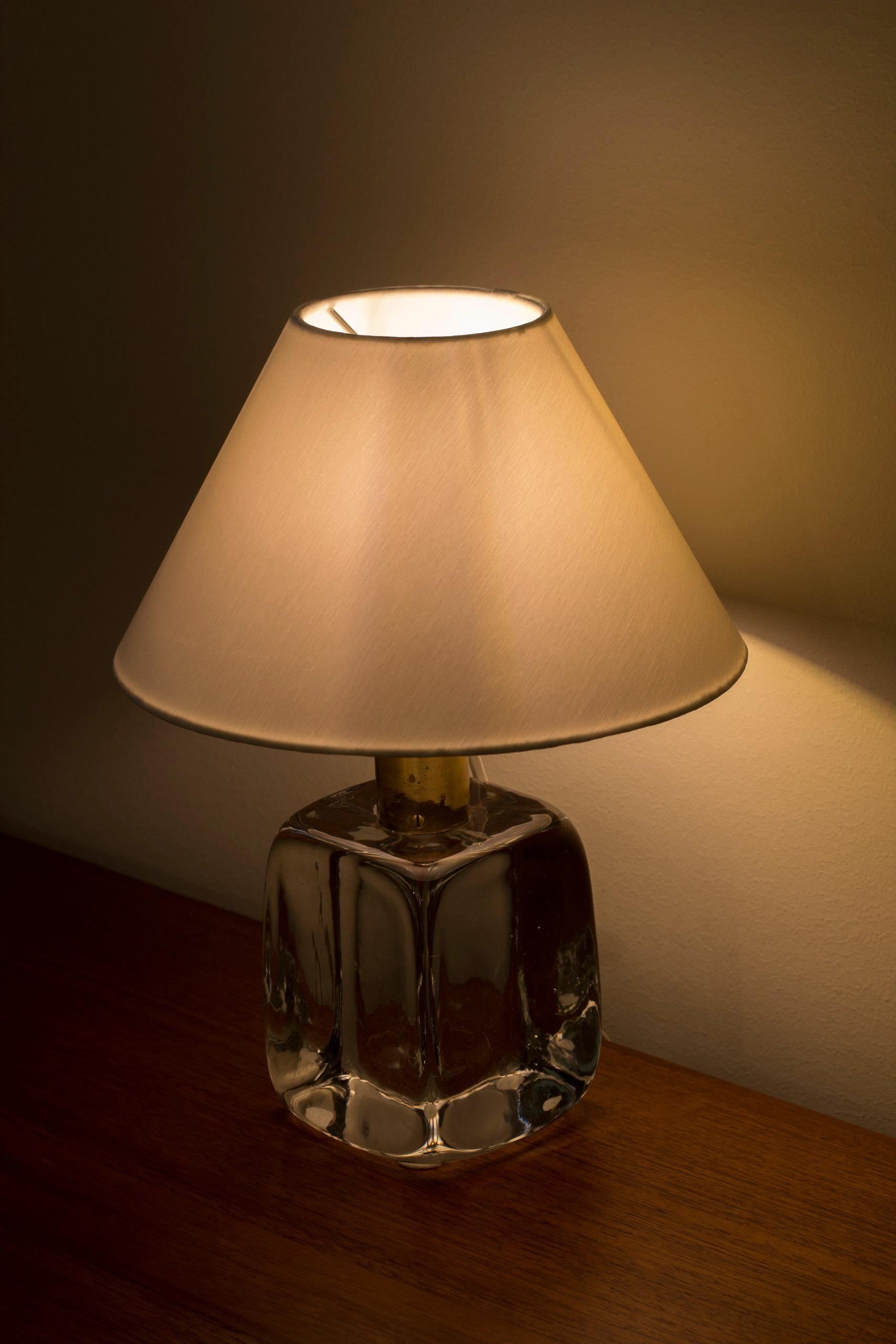 Glass and brass table Lamp 1819 by Josef Frank, Svenskt Tenn, Sweden For Sale 3