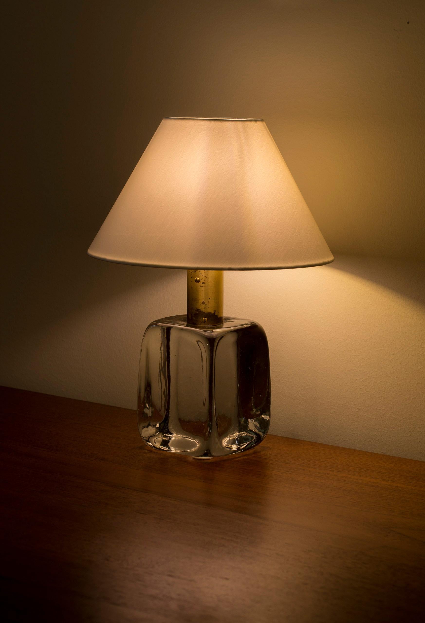 Glass and brass table Lamp 1819 by Josef Frank, Svenskt Tenn, Sweden For Sale 2