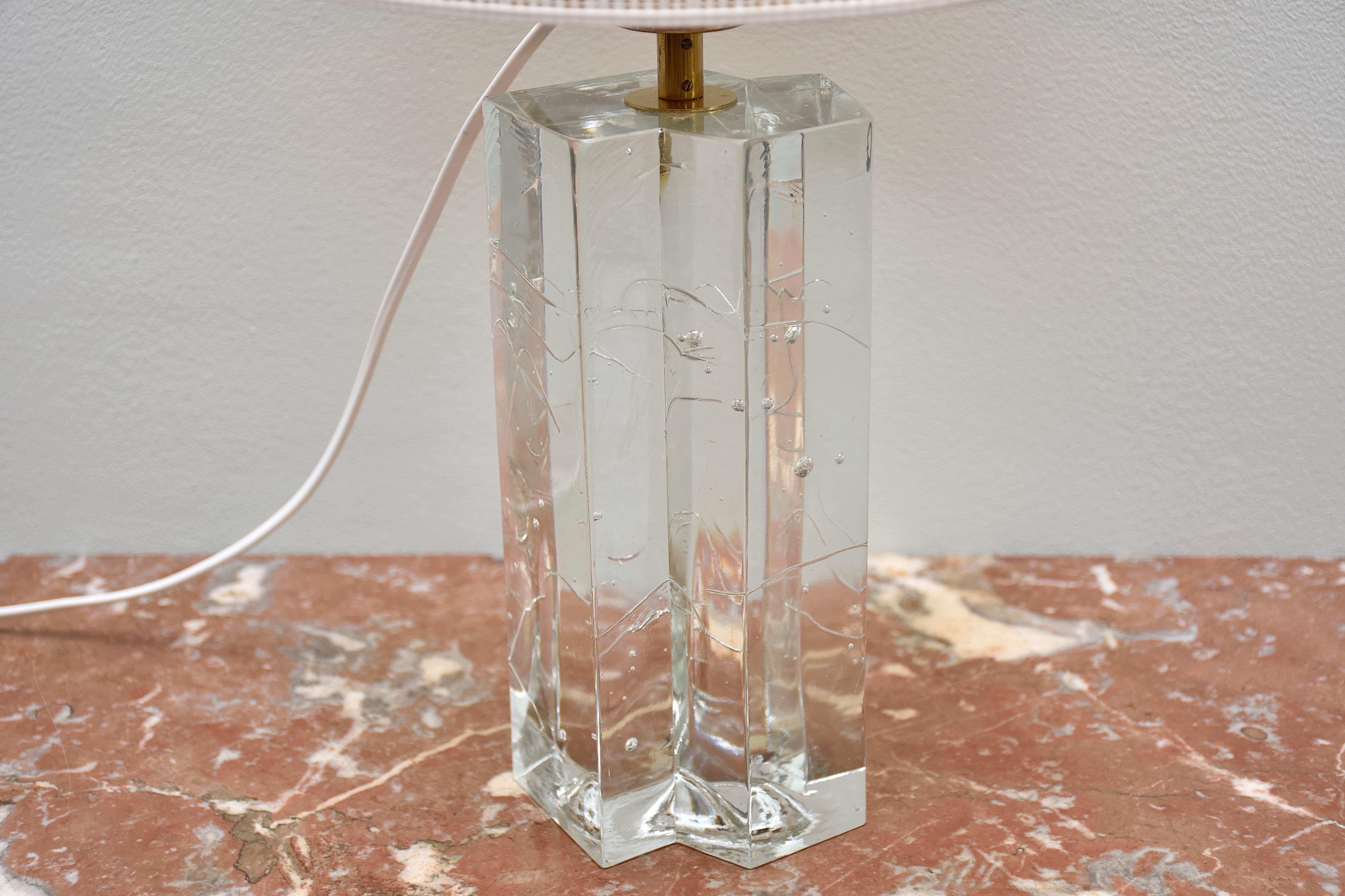 Glass and brass table lamp 'Arkipelago' by Timo Sarpaneva In Good Condition For Sale In SON EN BREUGEL, NL
