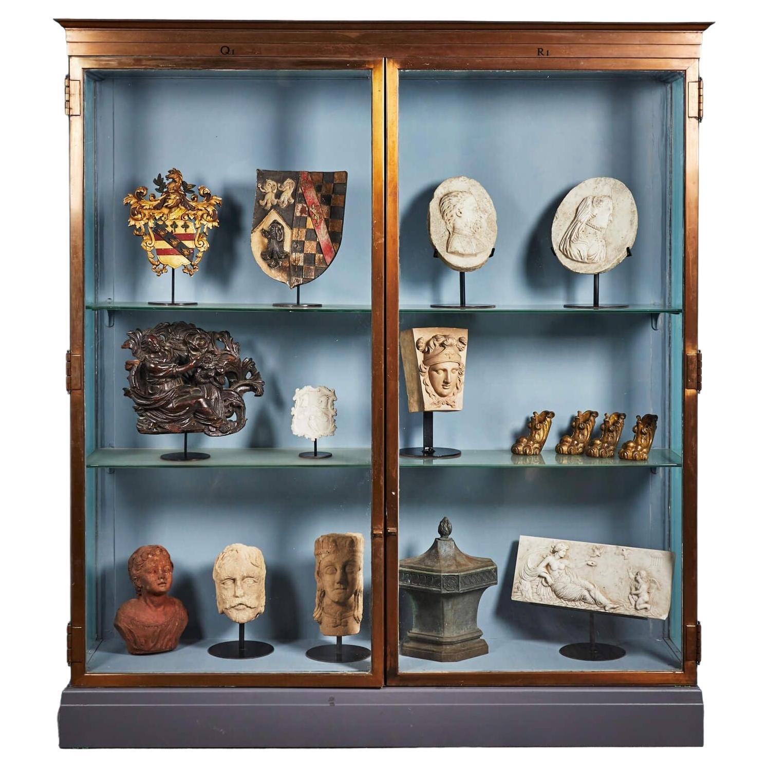 Museums-Vitrinenschrank aus Glas und Bronze von The V&A im Angebot