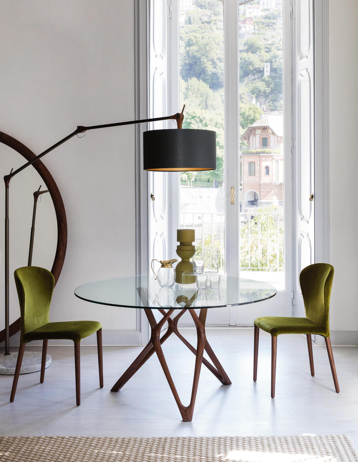 Der runde Tisch Circe von Porada ist eine harmonische Mischung aus handwerklicher Meisterschaft und zeitgenössischem Design. Der aus feinem Canaletta-Nussbaum gefertigte Sockel hebt die warmen Farbtöne und charakteristischen Maserungen dieses edlen