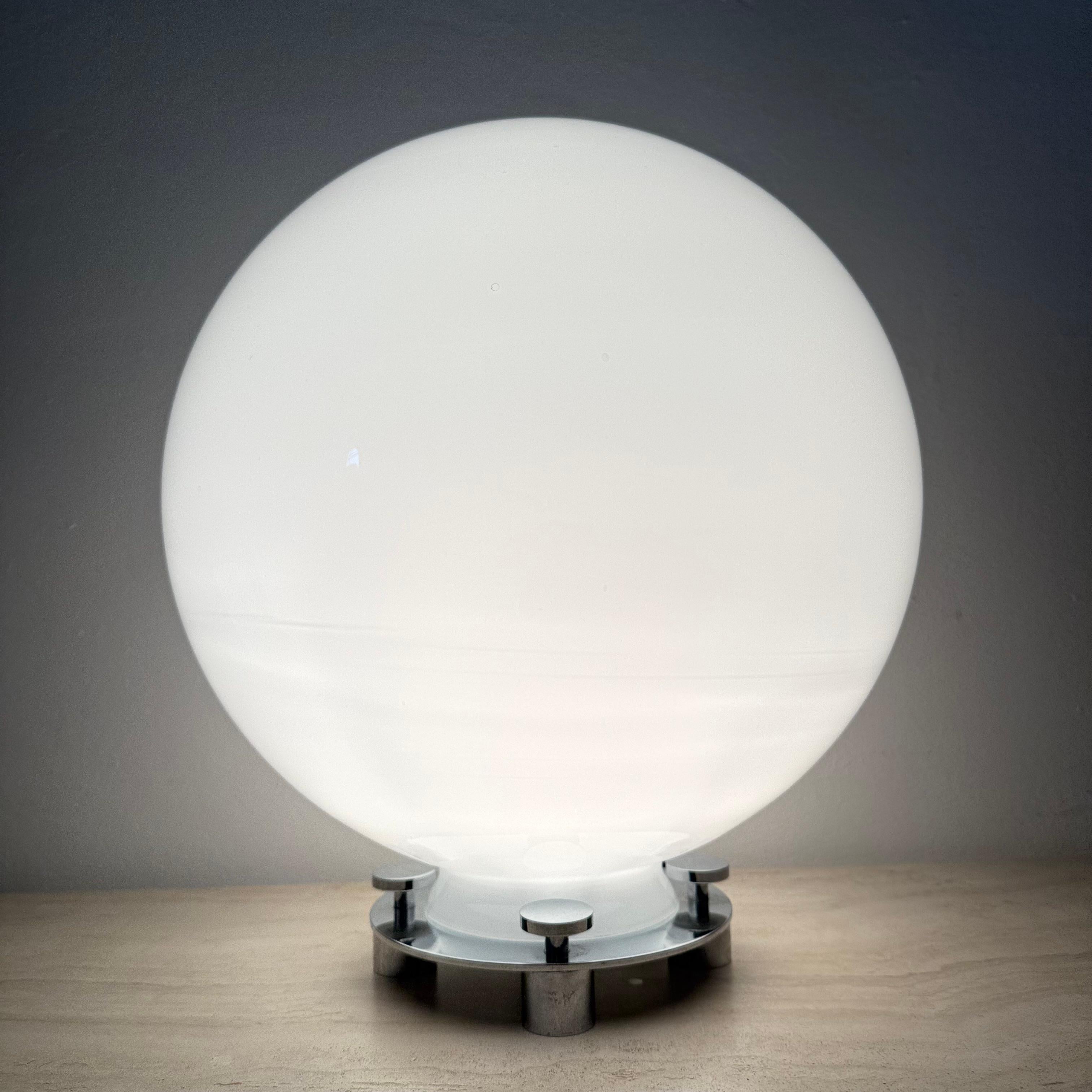 Lámpara de sobremesa de cristal y cromo 752 atribuida a Martinelli Luce, Italia, años 70 Moderno de mediados de siglo en venta