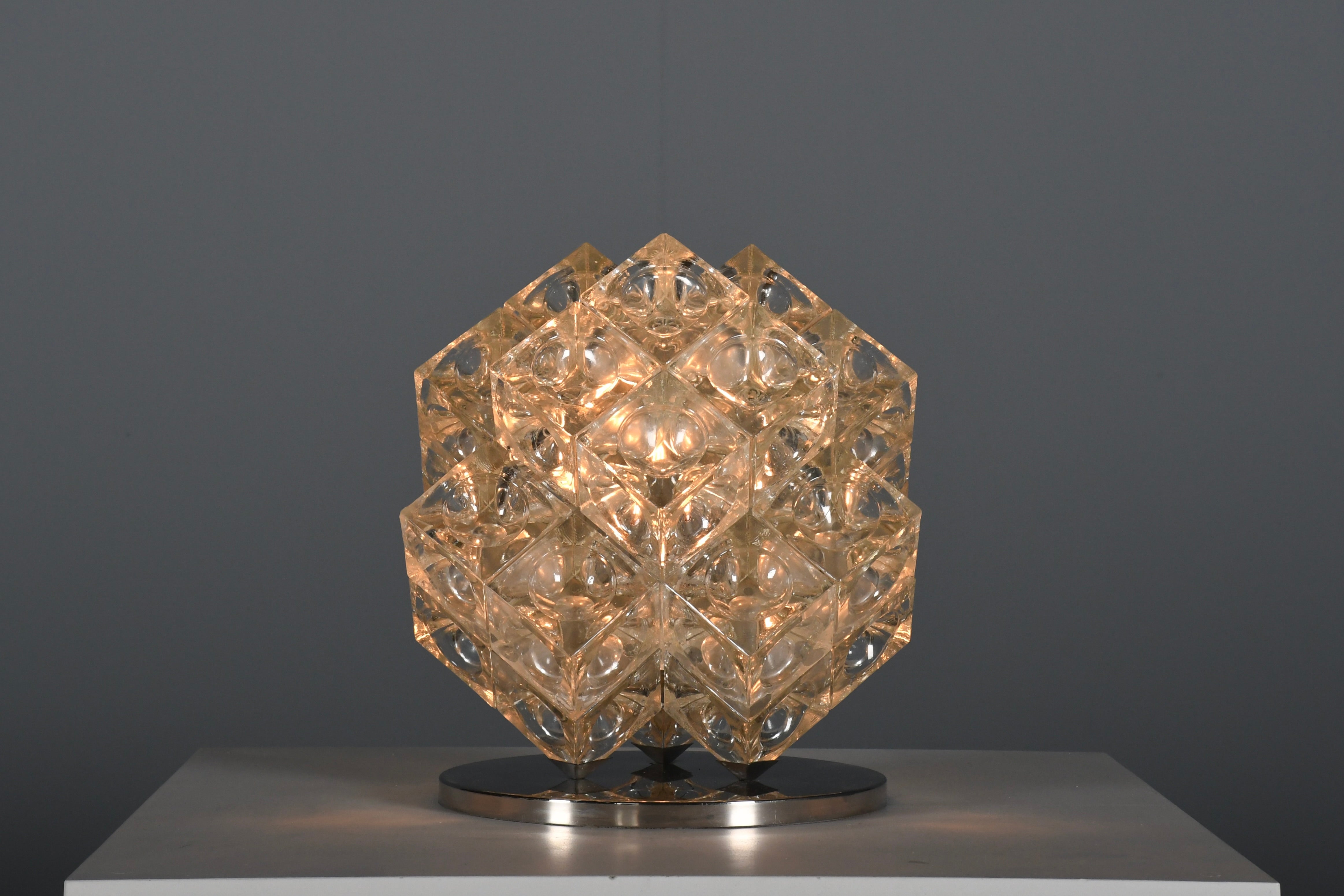 Lampe de table 'Eclisse' en verre et chrome Albano Poli par Poliarte, Italie 1968 en vente