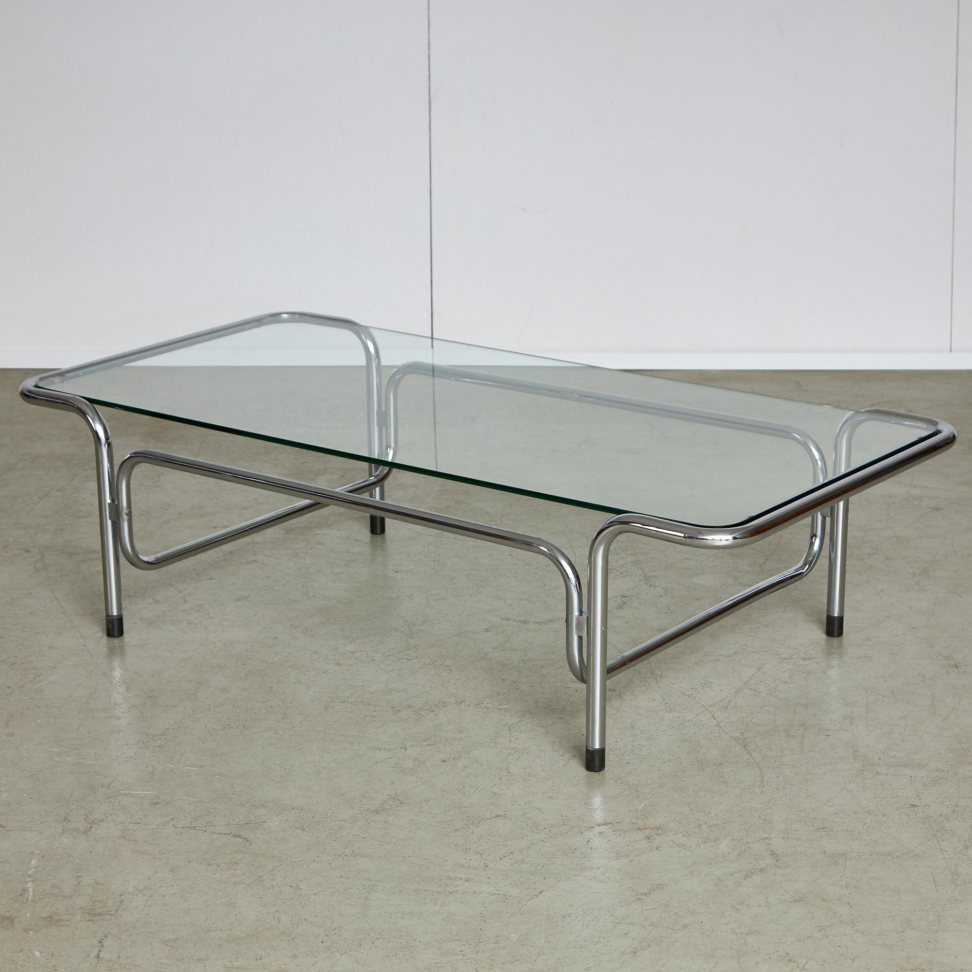 Atemberaubender italienischer Vintage-Couchtisch, bei dem Stil und Handwerkskunst im Vordergrund stehen! Mit seinen auffälligen verchromten Rundungen wird er garantiert zum Blickfang und zum Star Ihres Wohnraums. Das schlanke, niedrige Profil und