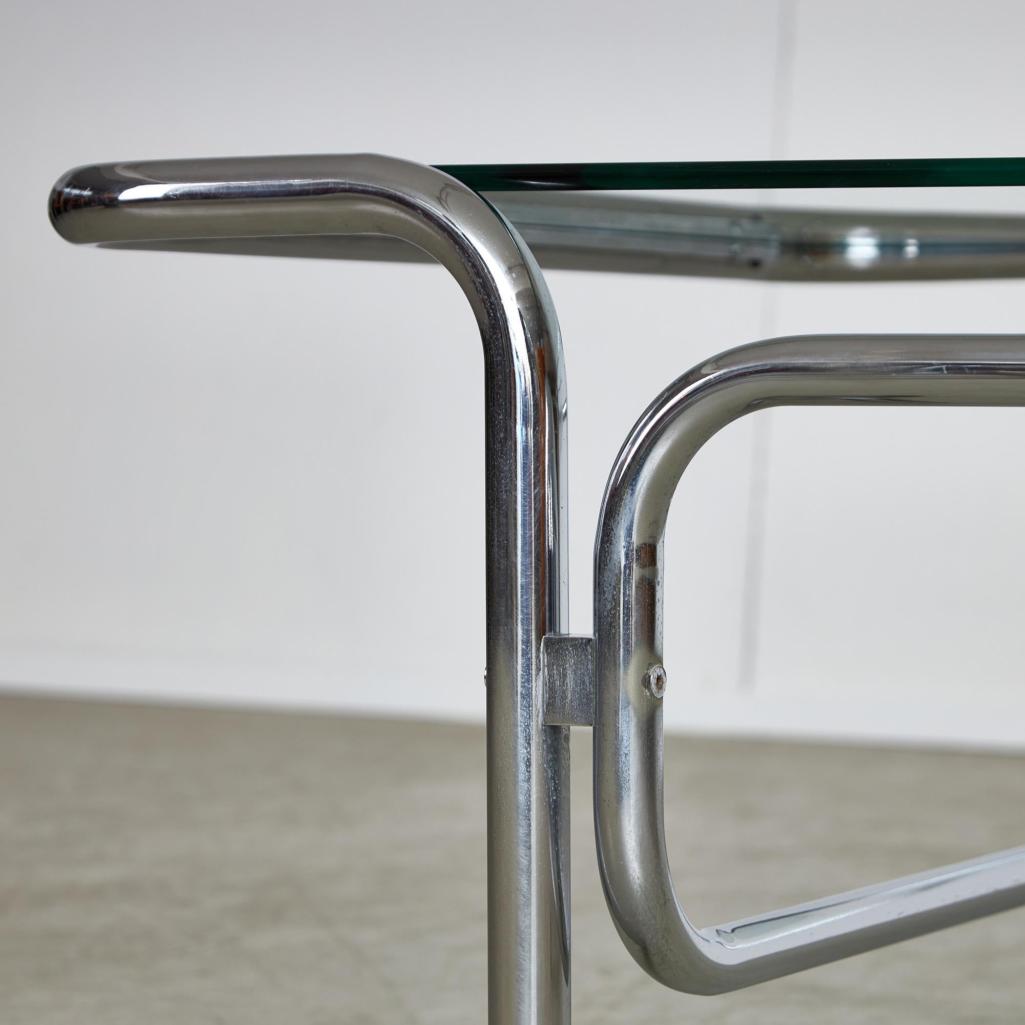 Couchtisch aus Glas und Chrom mit geschwungenem Rahmen, 1970er Jahre im Angebot 1