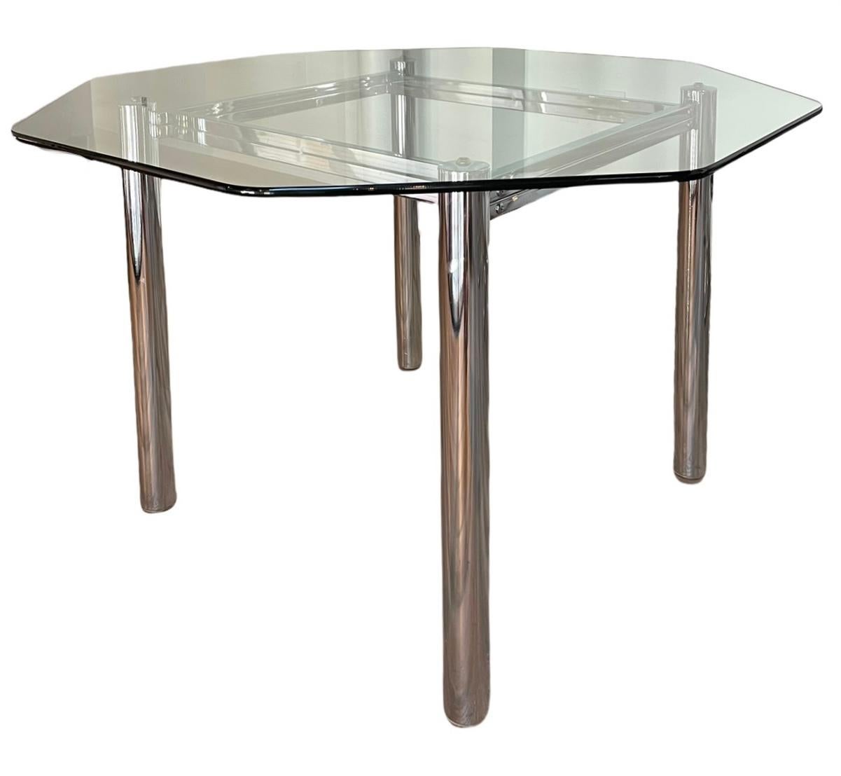 Measures: 29.25” Height x 48” Diameter

Table base: 29.5” L x 29.5” W.