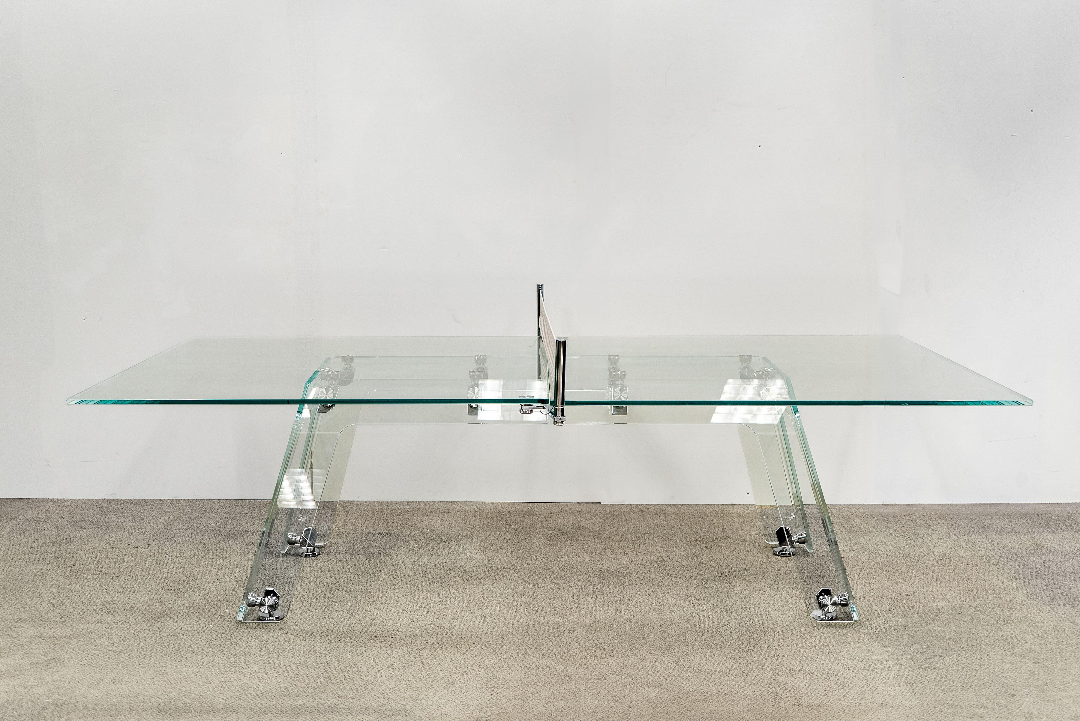 Table de ping-pong en verre et chrome fabriquée en Italie. Neuf, jamais utilisé. Comprend un filet, des pagaies et des balles.