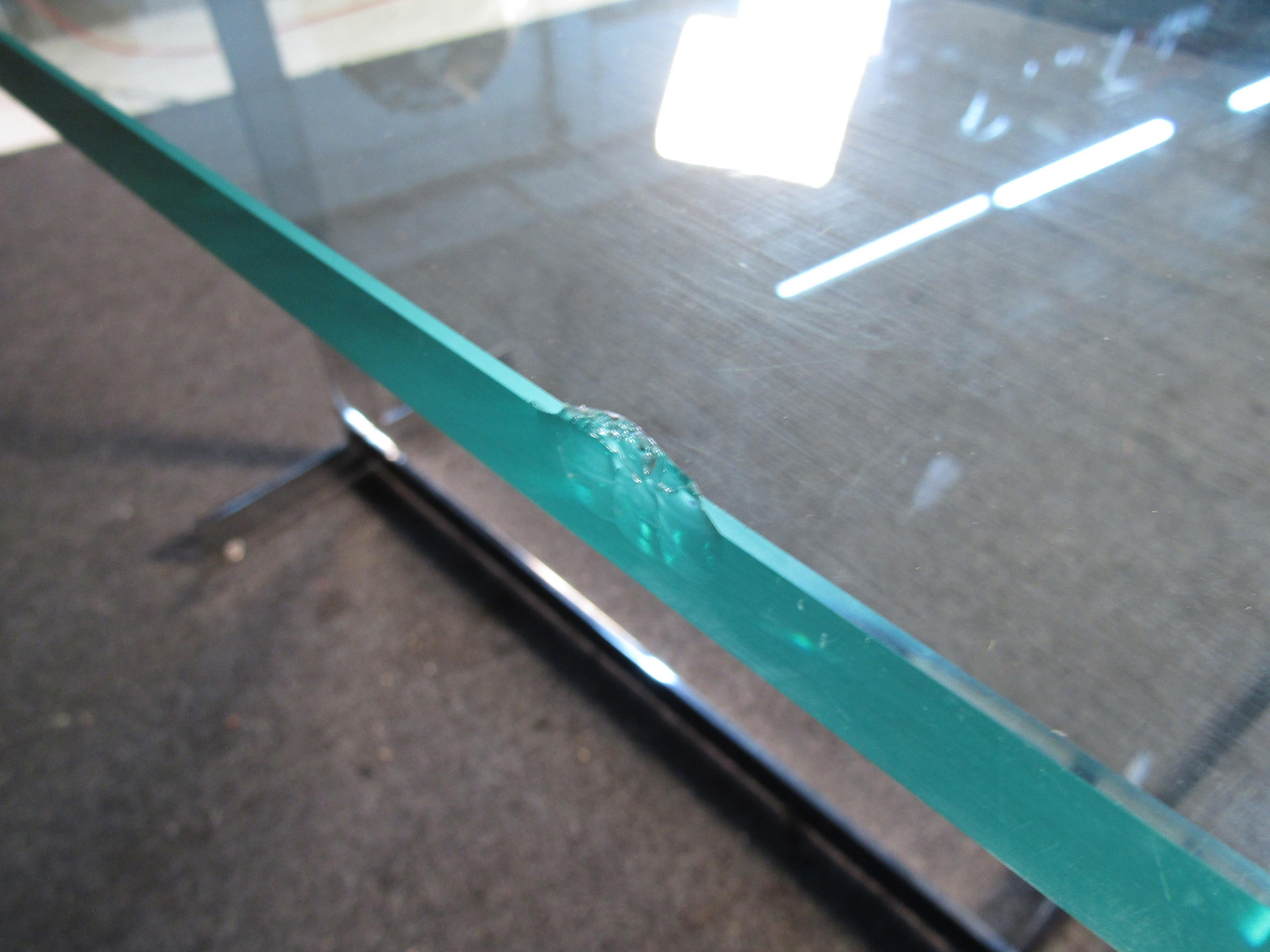 Table d'appoint en verre et chrome dans le style de Milo Baughman en vente 8