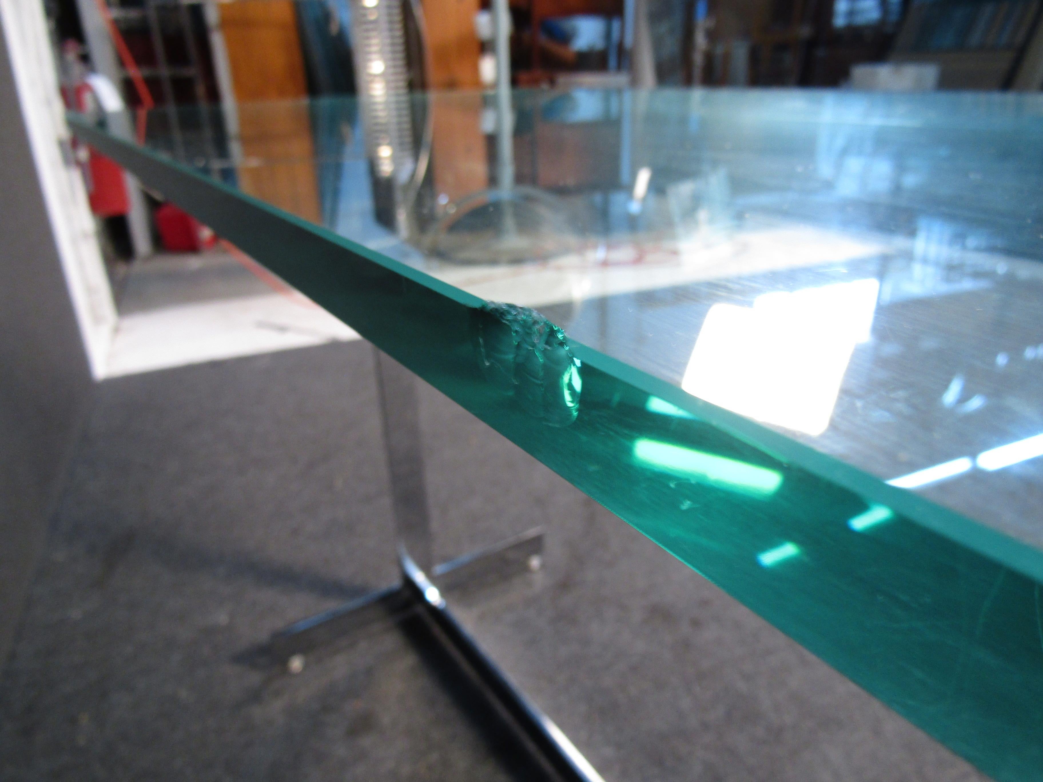Table d'appoint en verre et chrome dans le style de Milo Baughman en vente 9