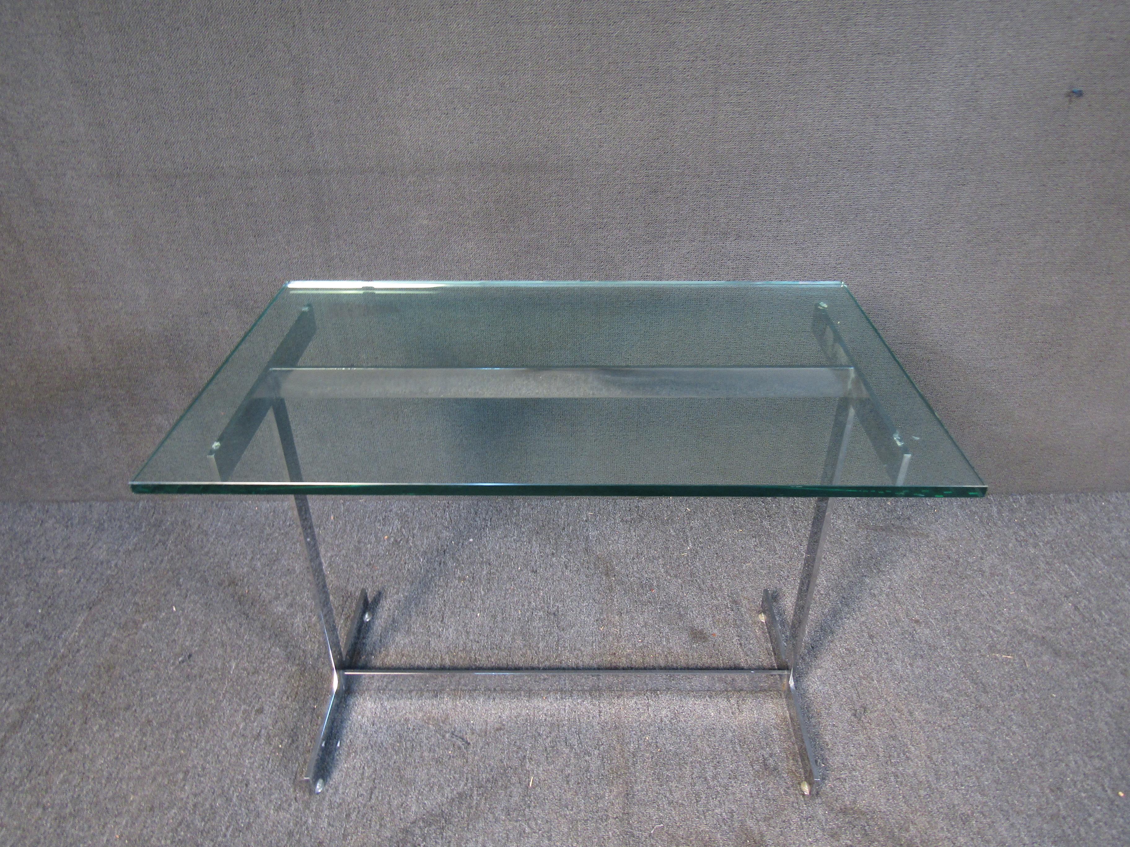 Table d'appoint en verre et chrome dans le style de Milo Baughman Bon état - En vente à Brooklyn, NY