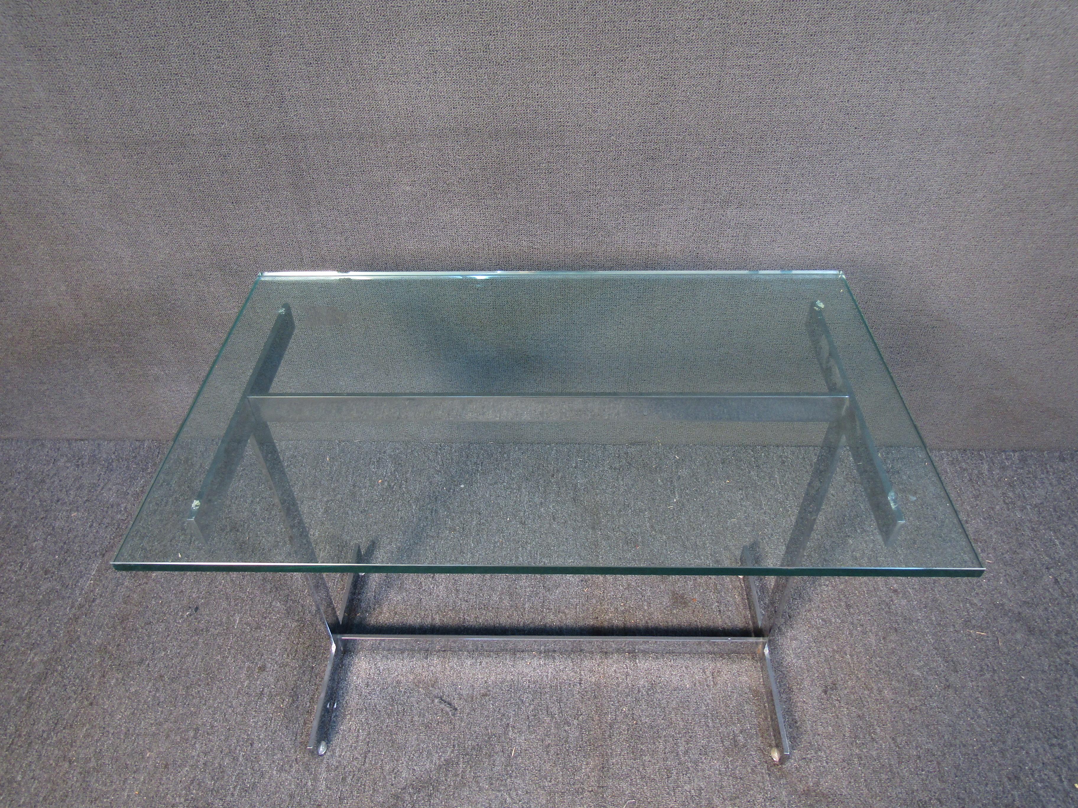 20ième siècle Table d'appoint en verre et chrome dans le style de Milo Baughman en vente