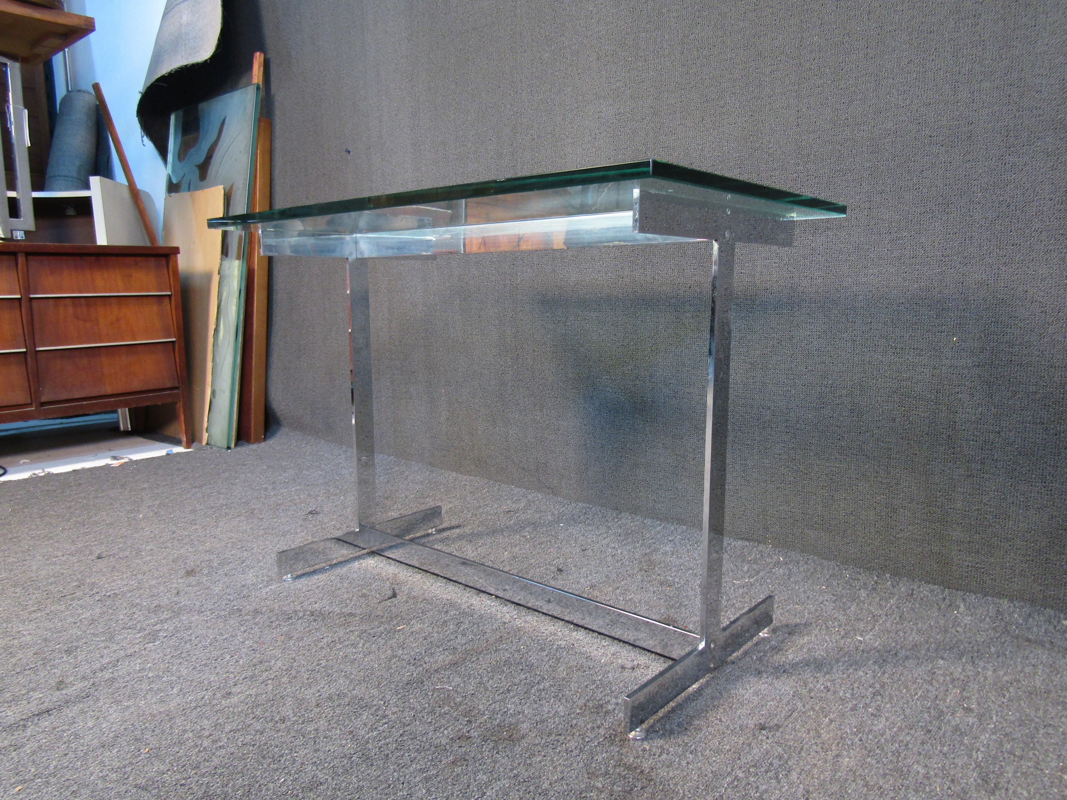 Glass and Chrome Side Table in the Style of Milo Baughman For Sale 1