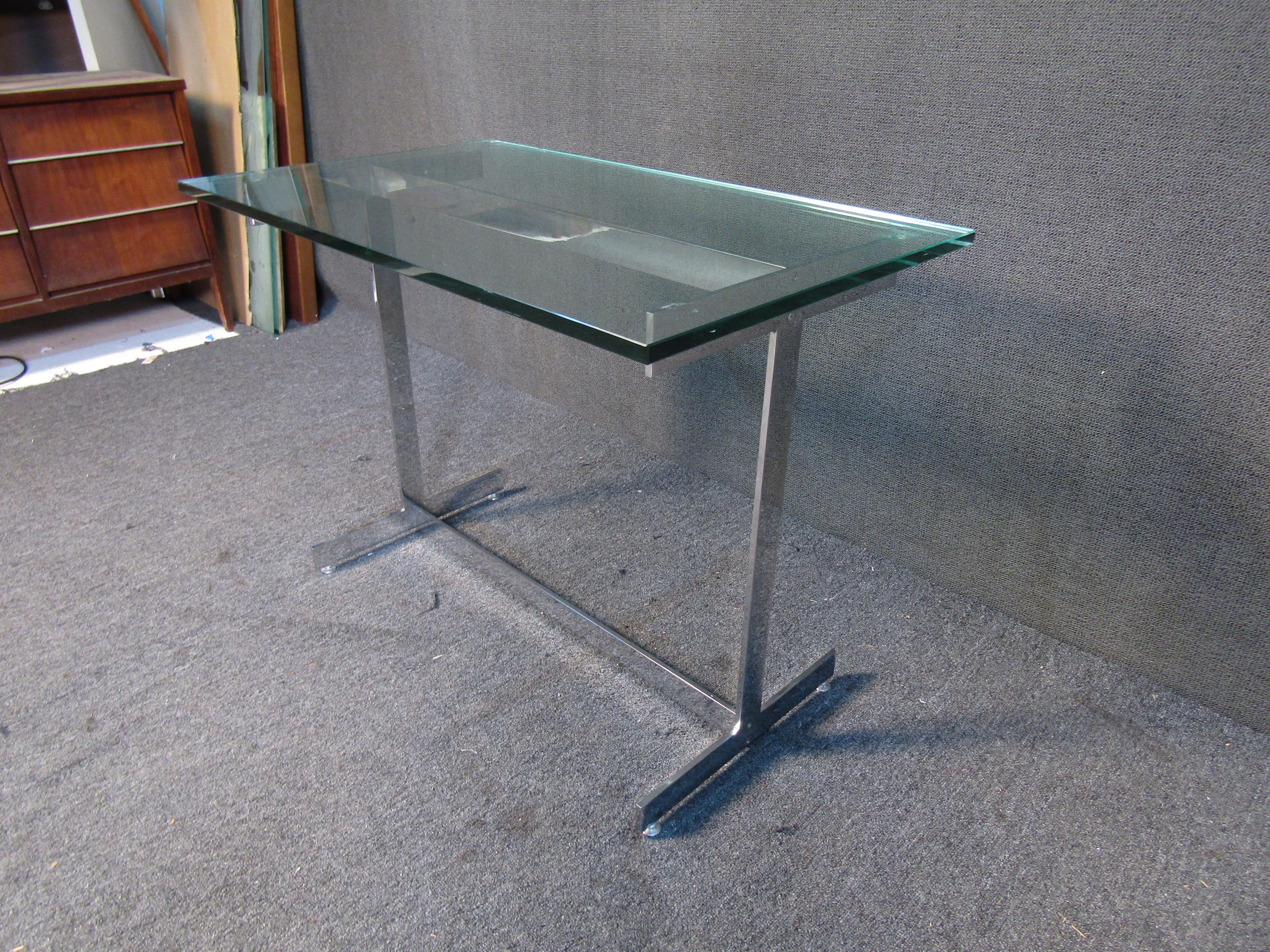 Glass and Chrome Side Table in the Style of Milo Baughman For Sale 2
