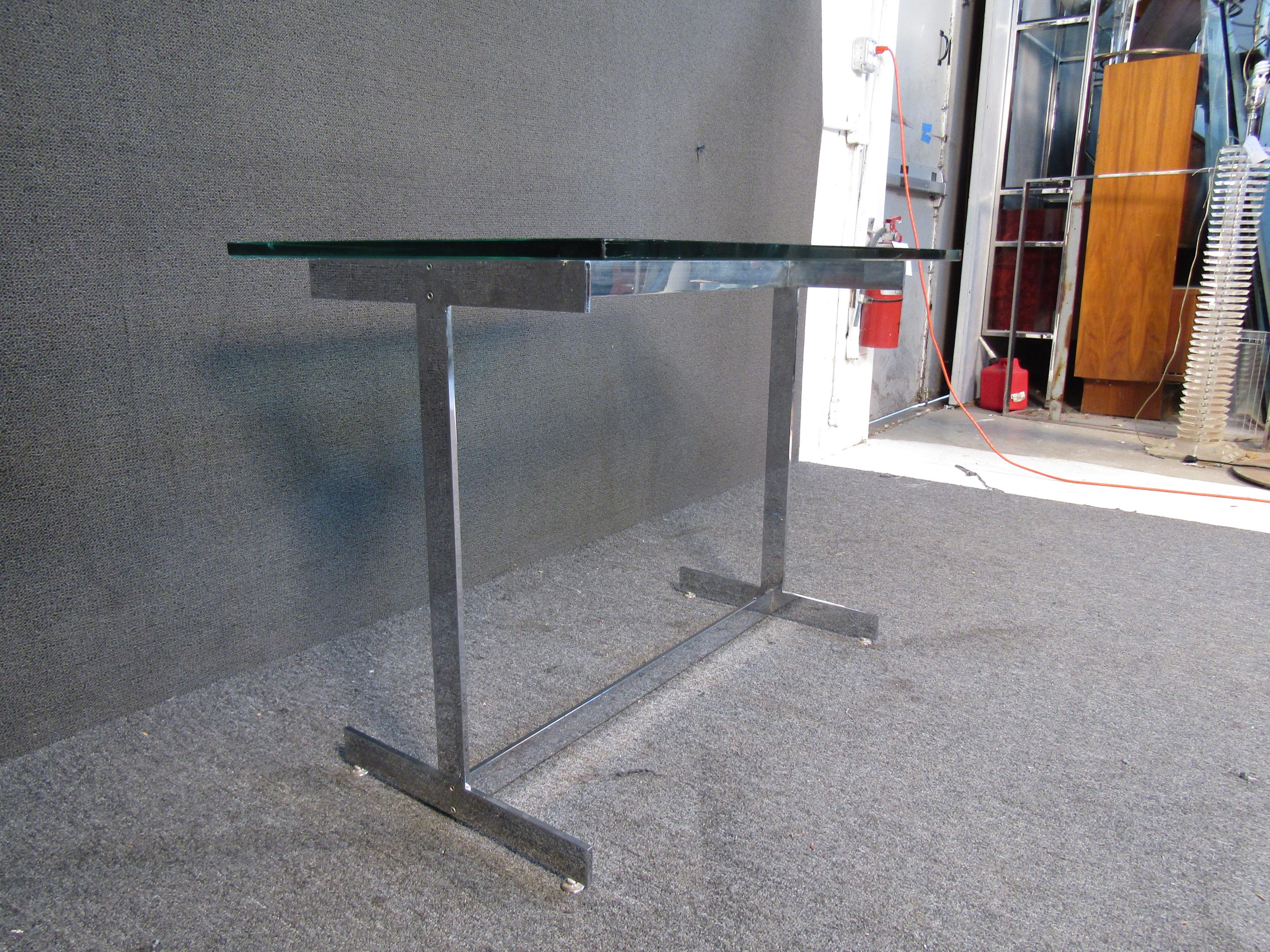 Glass and Chrome Side Table in the Style of Milo Baughman For Sale 3