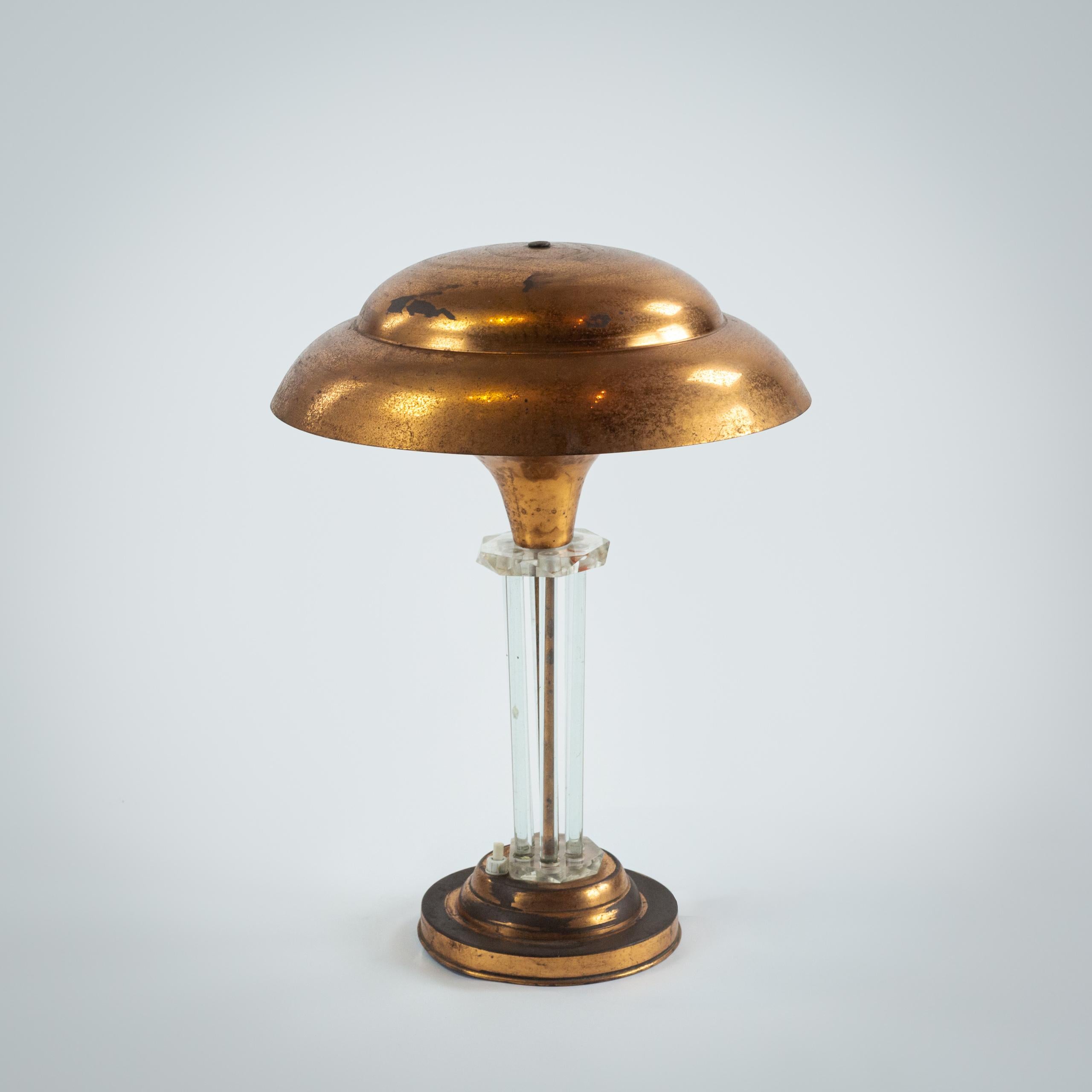 Tischleuchte aus Kupfer und Glas nach dem Entwurf von Pietro Chiesa für Fontana Arte. Glasstäbe um den Stiel. Rewired in antiken Stil flex und PAT getestet Italien, CIRCA 1930.
