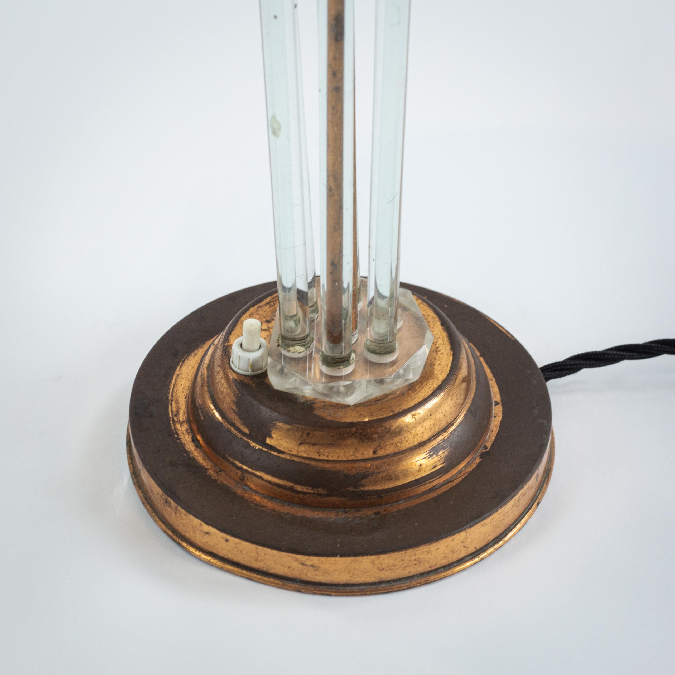 Tischlampe aus Glas und Kupfer in der Art von Pietro Chiesa (20. Jahrhundert) im Angebot