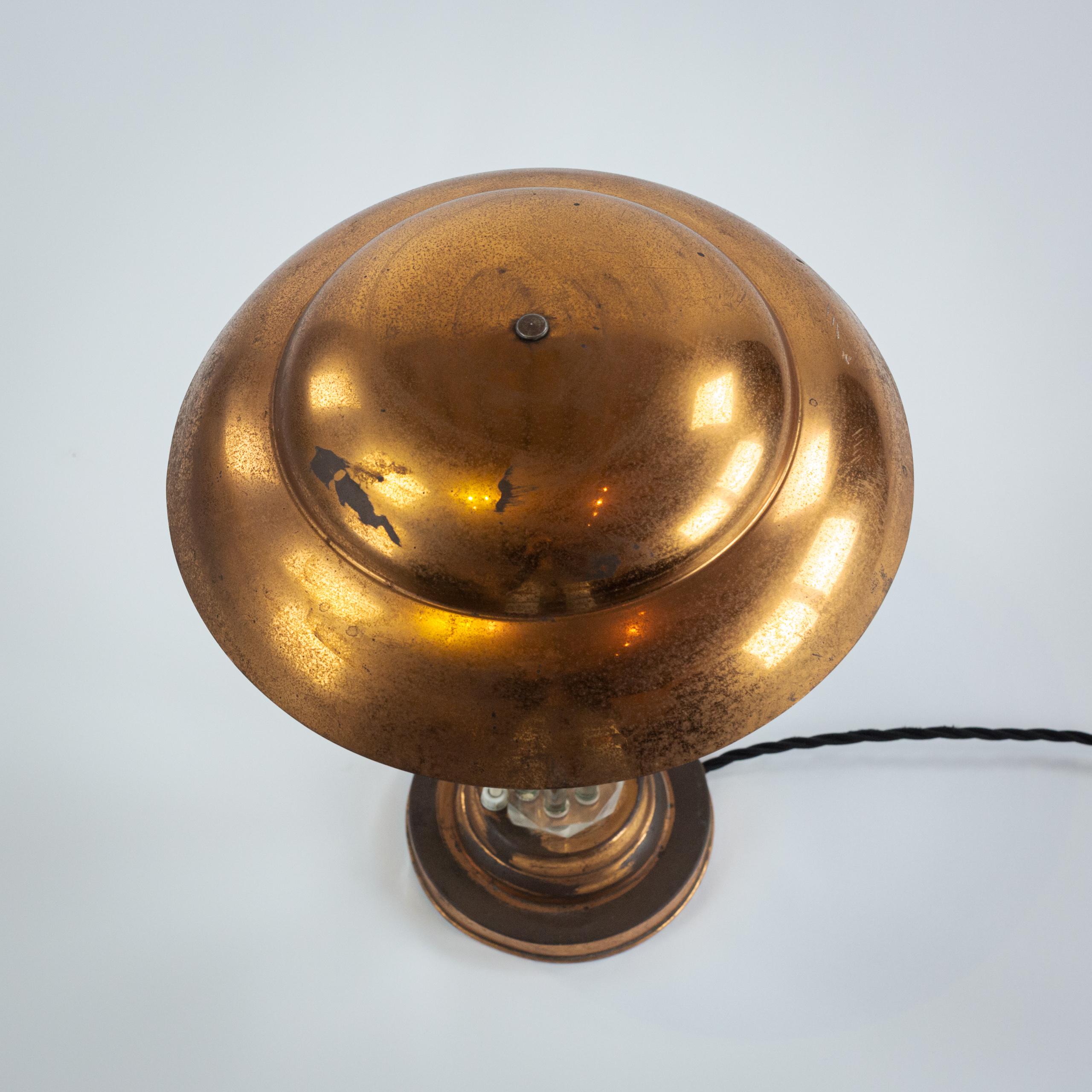 Tischlampe aus Glas und Kupfer in der Art von Pietro Chiesa im Angebot 1