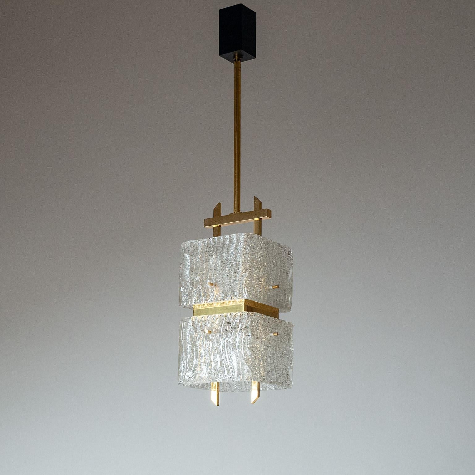 Rare French gilt brass and textured glass pendant by Arlus from the 1960s. Intricate structure with two heavily textured glass diffusers. Very nice original condition with a very light patina. One E27 socket with new wiring.
Measures: Height 72cm