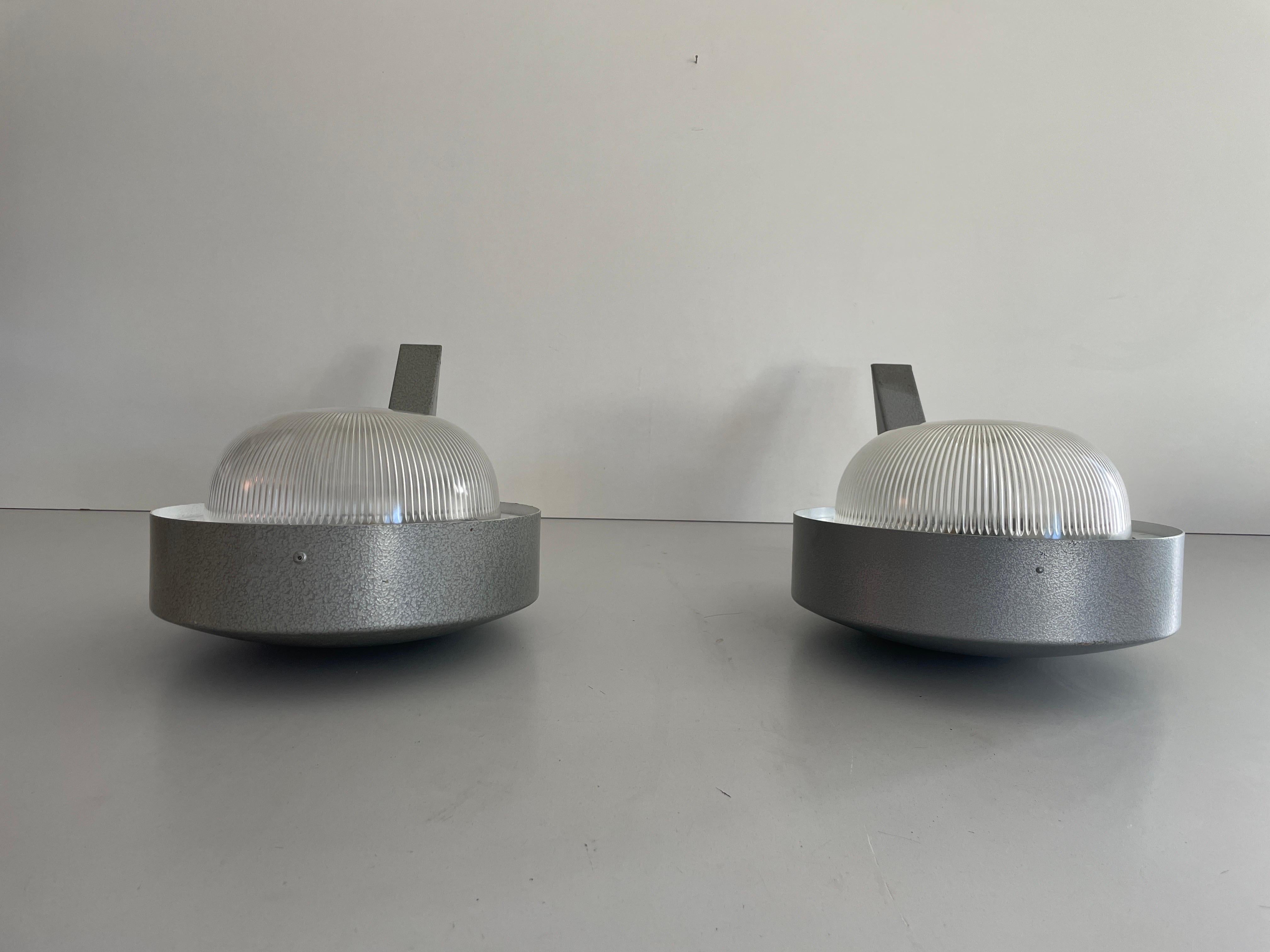 Großes Paar industrieller Außenleuchten aus Glas und grauem Metall, 1970er Jahre, Italien

Sehr schöne Wandlampen von hoher Qualität.


Diese Lampen funktionieren mit  E27 Standard-Glühbirnen. 
Verkabelt und für den Einsatz in allen Ländern