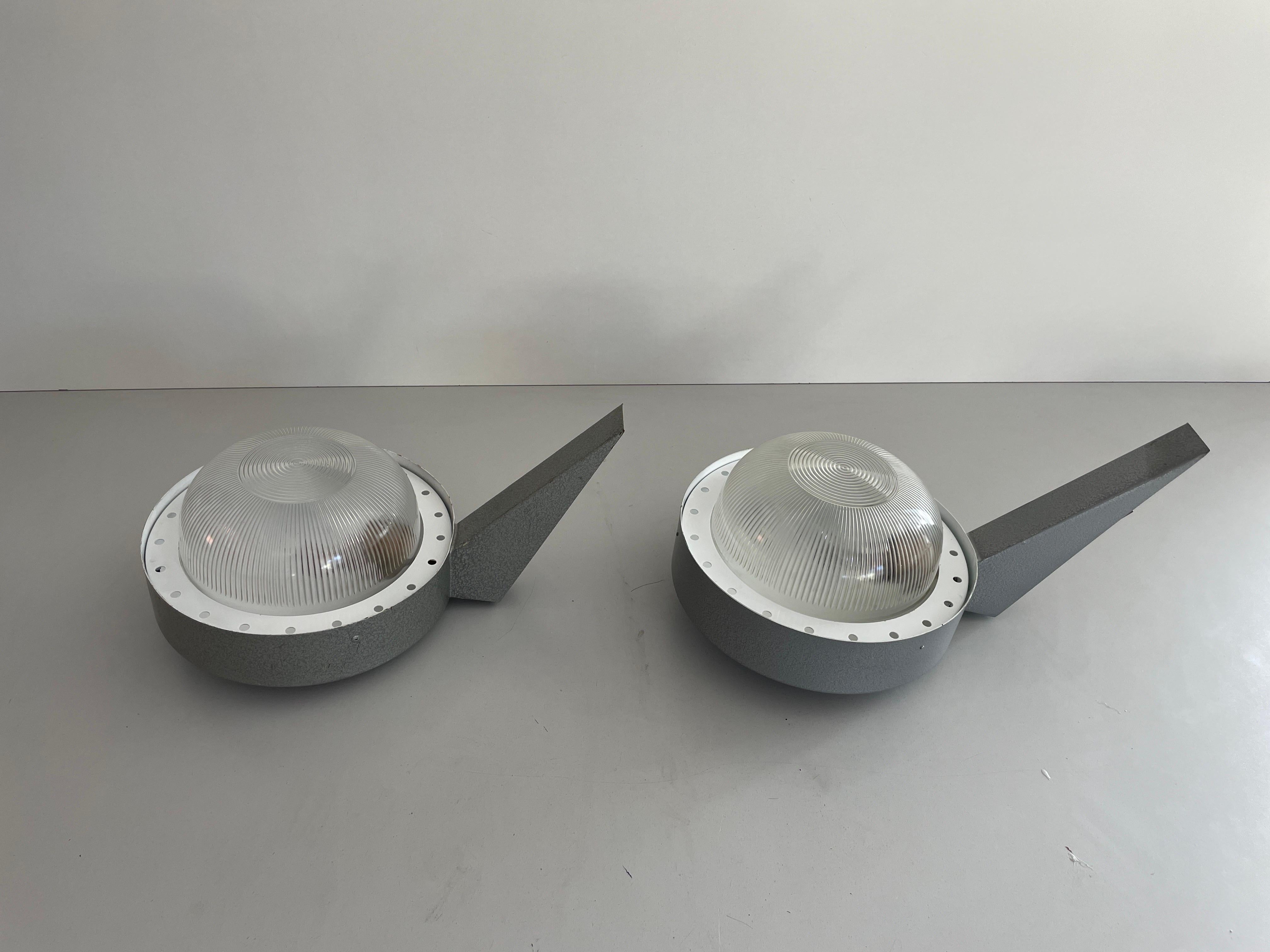 Großes Paar industrieller Außenleuchten aus Glas und grauem Metall, 1970er Jahre, Italien im Zustand „Hervorragend“ im Angebot in Hagenbach, DE