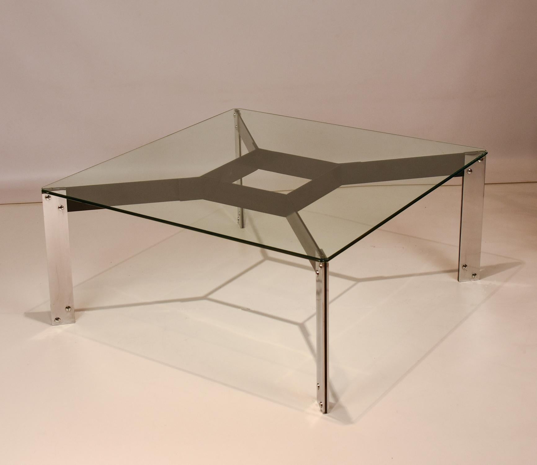One of the first pieces of furniture designed by Miguel Milá and published by Gres in 1962.

The rectangular tempered and vised glass top rests on a metal structure composed of four chromed iron plate legs attached to a thin black iron frame.

This