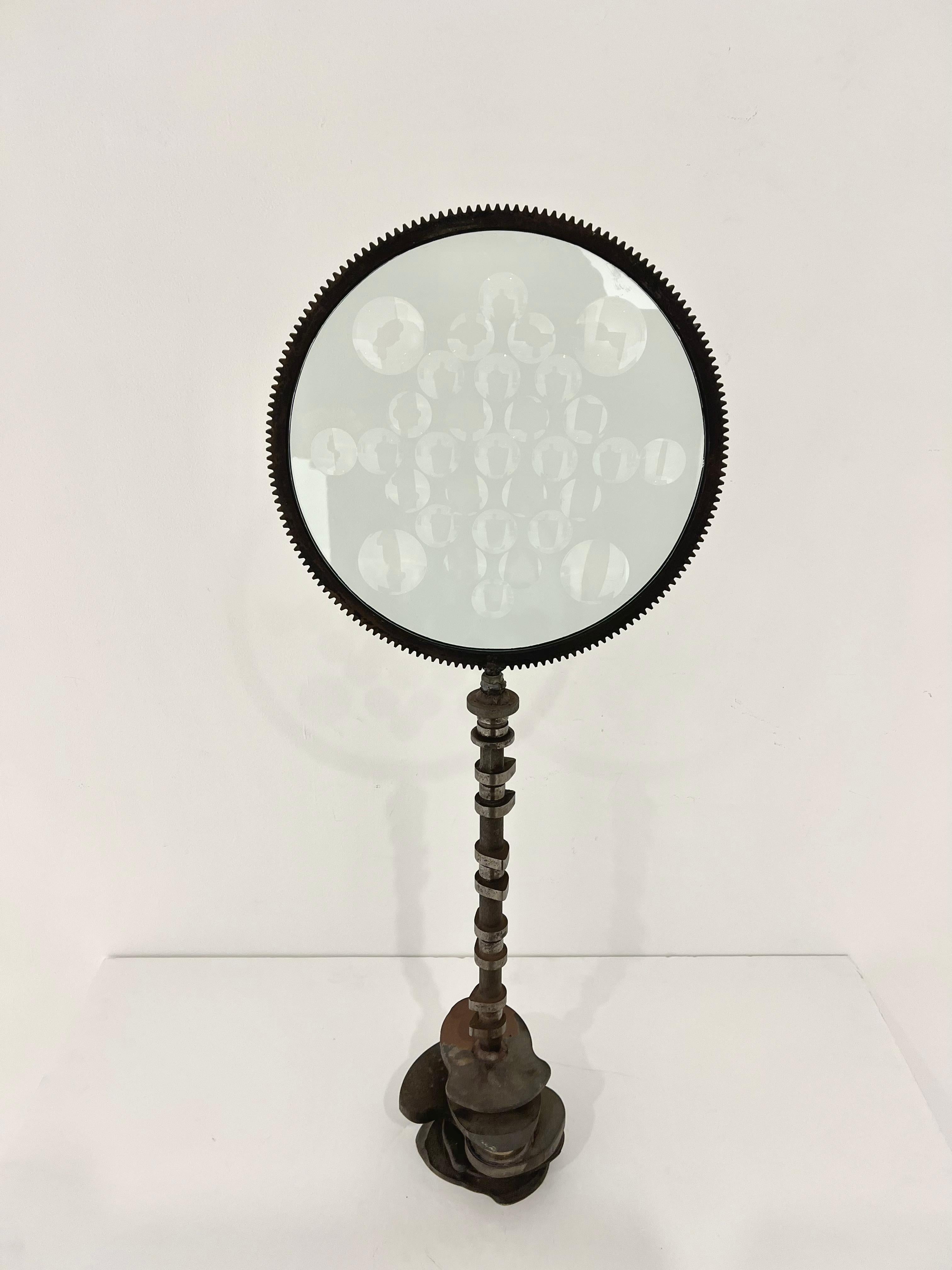 Un esempio spettacolare delle sculture Magiscope di Béjar. È noto per le sue sculture sperimentali in metallo, cristallo, plastica e vetro colorato. Béjar, 1920-2007, ha tenuto mostre personali in tutto il mondo e il suo lavoro è rappresentato nella