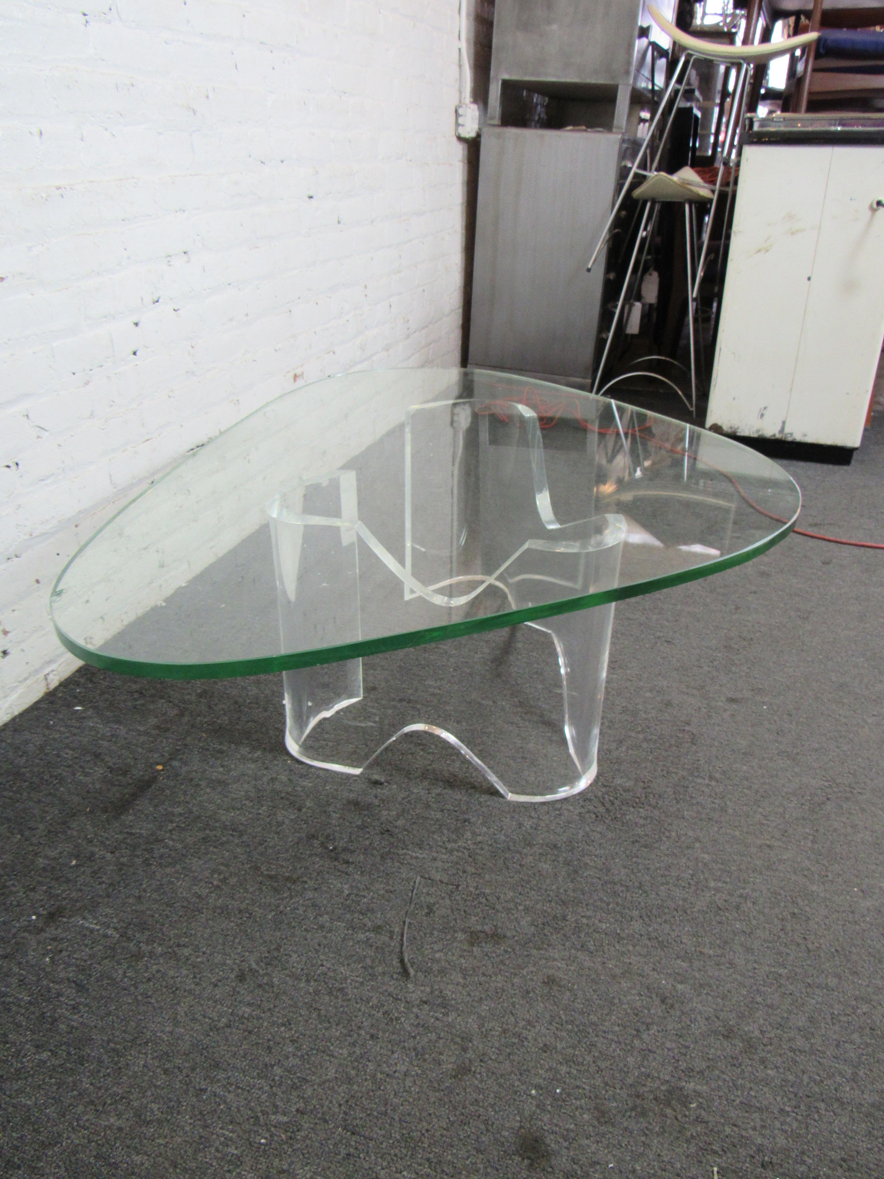 Glass and Lucite Coffee Table In Good Condition For Sale In Brooklyn, NY