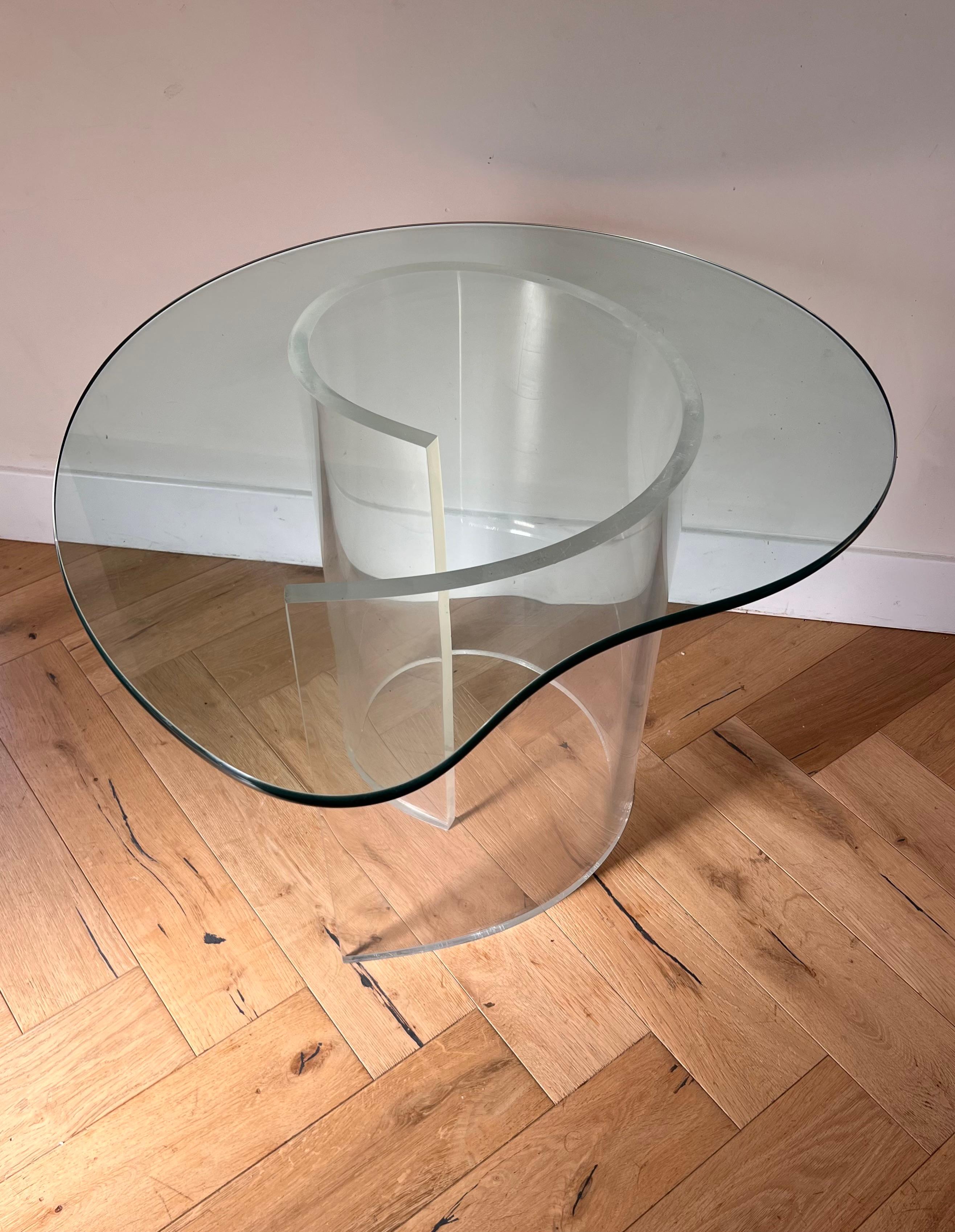 A lucite and biomorphic glass « Snail » table attributed to Vladimir Kagan, 1970s. Pick up in Los Angeles or we ship worldwide; please don’t hesitate to reach out for alternative shipping quotes!
28” L x 24.75” W x 20” H