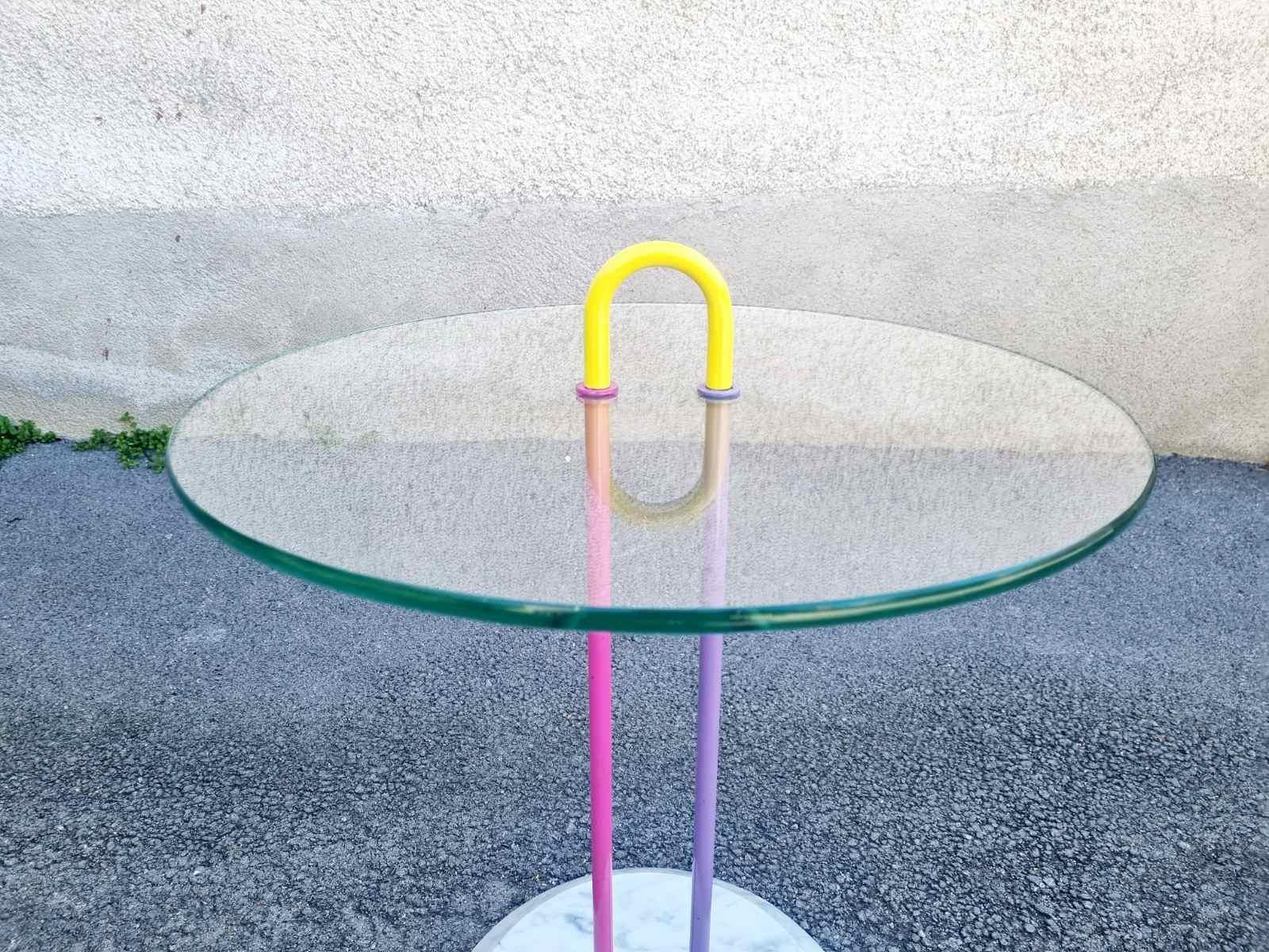 Rare table d'appoint dessinée par Vico Magistretti pour Cattelan Italia-
Fabriqué en marbre, verre et métal
Design/One dans le style de Memphis dans les années 80
Parfait état d'origine