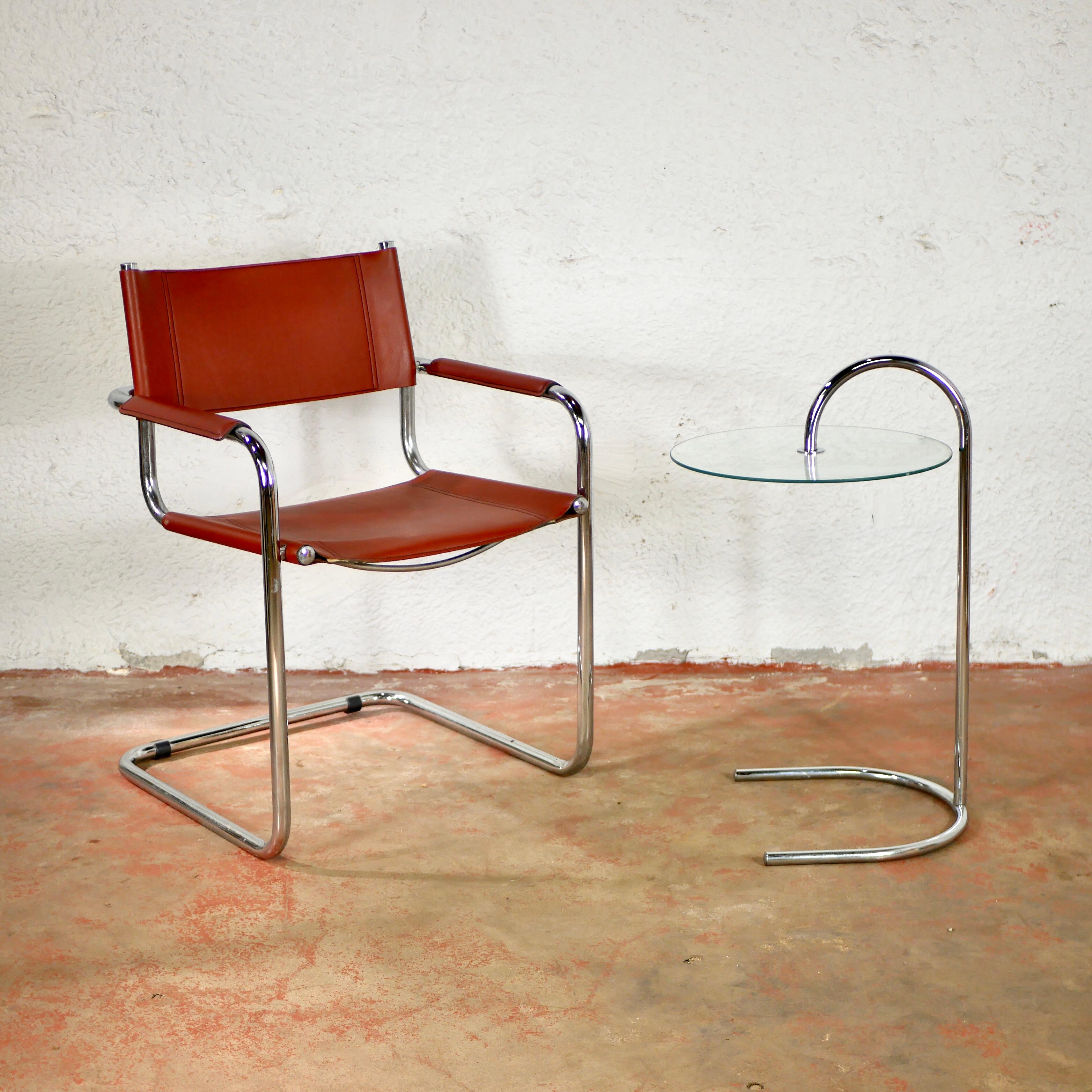 Elegant and minimalistic side table, pedestal table from Ikea, 1980s.
Tubular metal structure, glass top. Bauhaus style.
Dimensions : height 70cm, depth 43cm, top diameter 40cm.