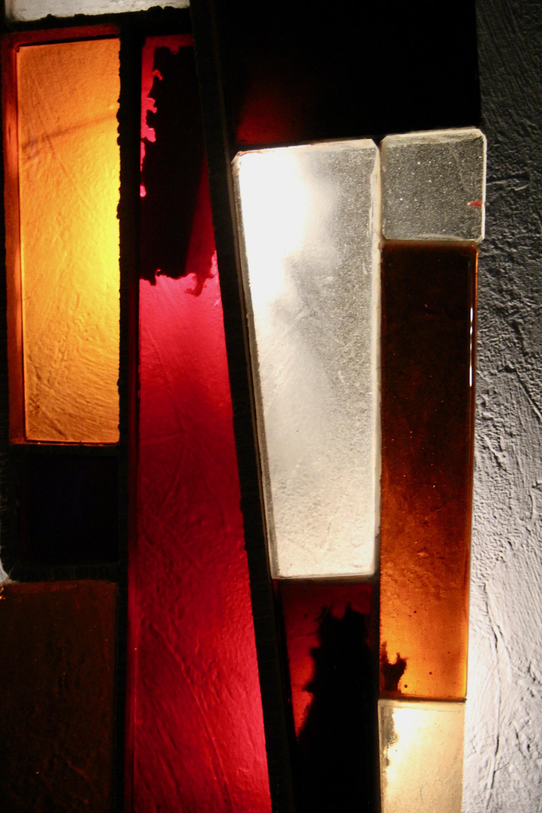 Großer Wandleuchter aus Glas und Metall (Französisch) im Angebot