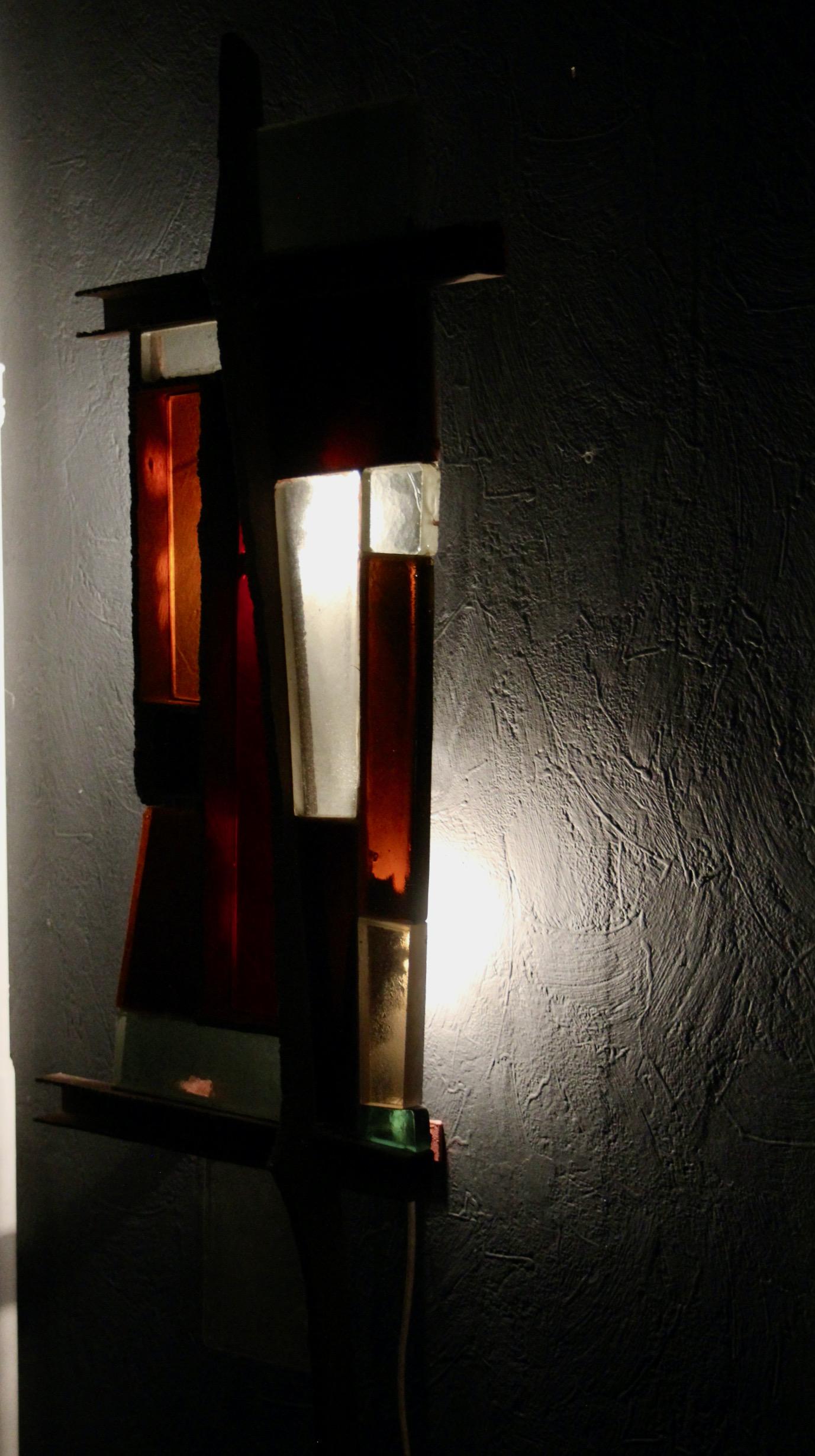 Großer Wandleuchter aus Glas und Metall (Mitte des 20. Jahrhunderts) im Angebot