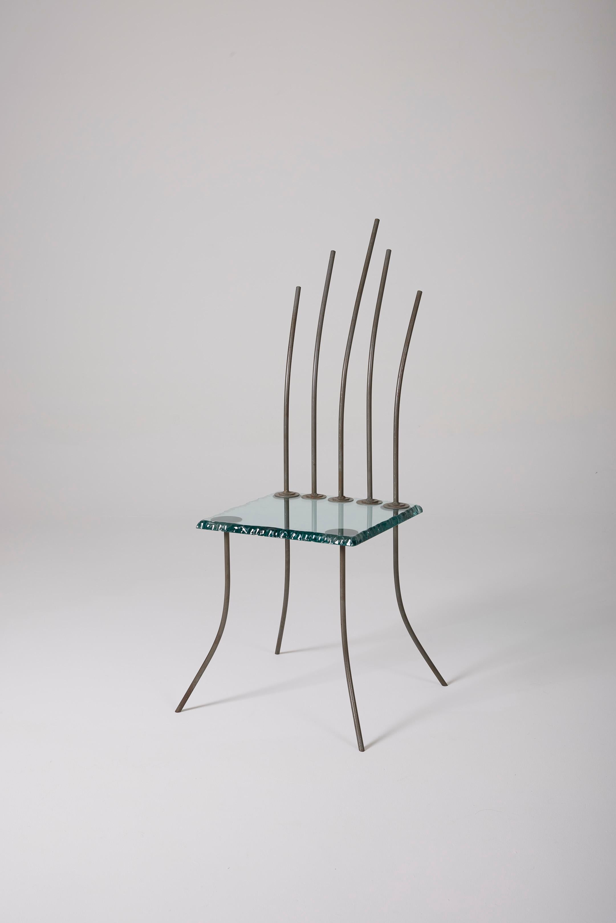 Rare chaise avec une structure en fer forgé et une assise en verre taillé. Très bon état. Signés et numérotés.
LP3183