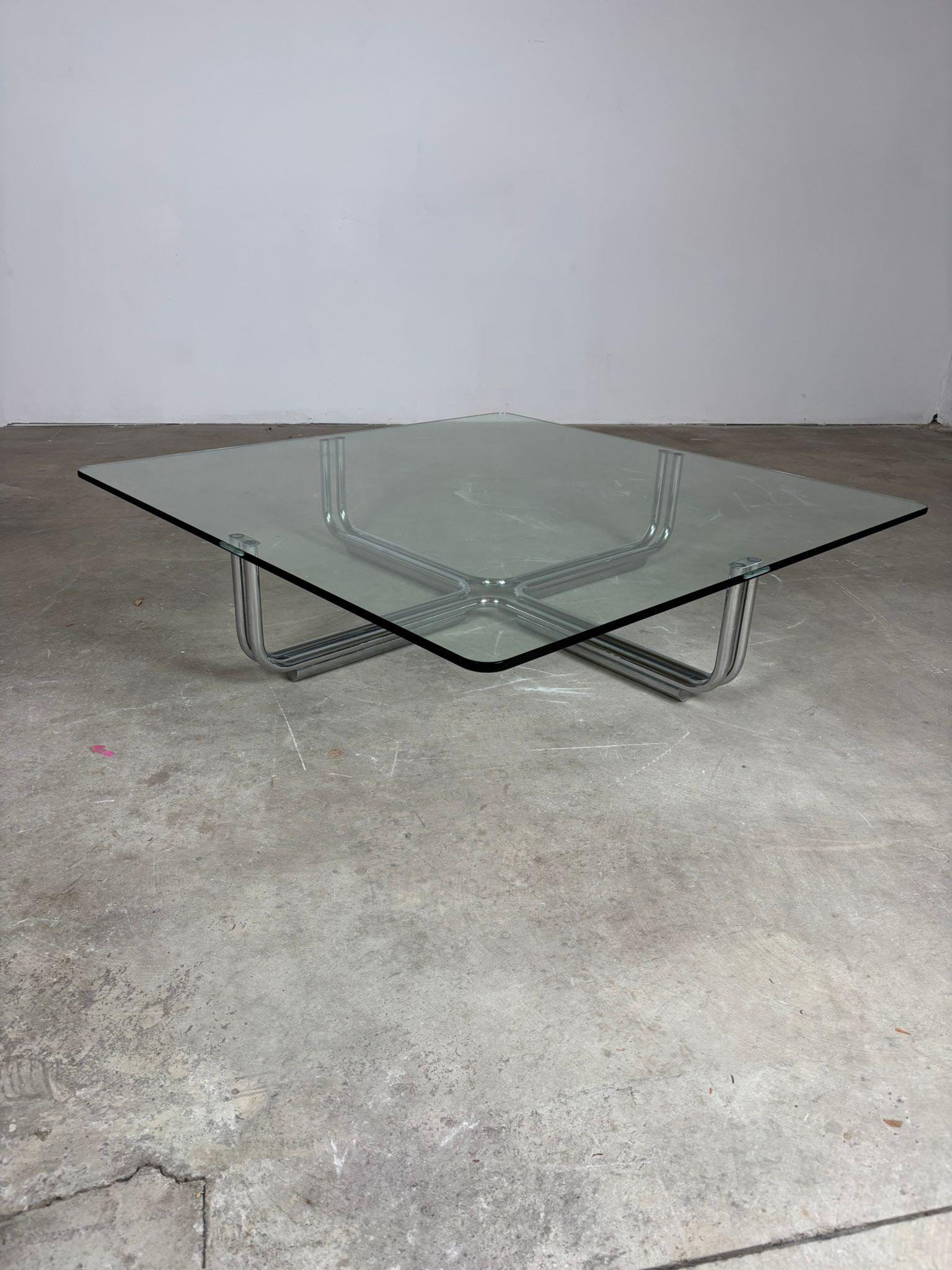 Table basse en verre et métal mod. 784 par Gianfranco Frattini pour Cassina, années 1970
Table basse vintage des années 1970, au design raffiné et rétro, parfaite pour apporter une touche d'élégance à tout espace. Conçue par Gianfranco Frattini pour